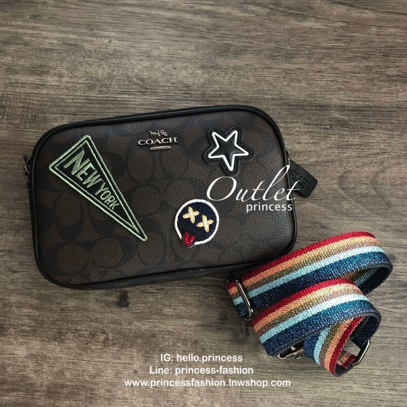 COACH MINI CROSSBODY BAGกระเป๋าสะพาน size mini วัสดุหนังลาย signature เปิด - ปิดด้วยซิป แบ่ง2 ช่องใหญ่ ภายในโล่ง ใส่ wallet สั้น มือถือได้ทุกรุ่น และของใช้จุกจิก พร้อมสายยาวถอด ปรับได้ค่ะ