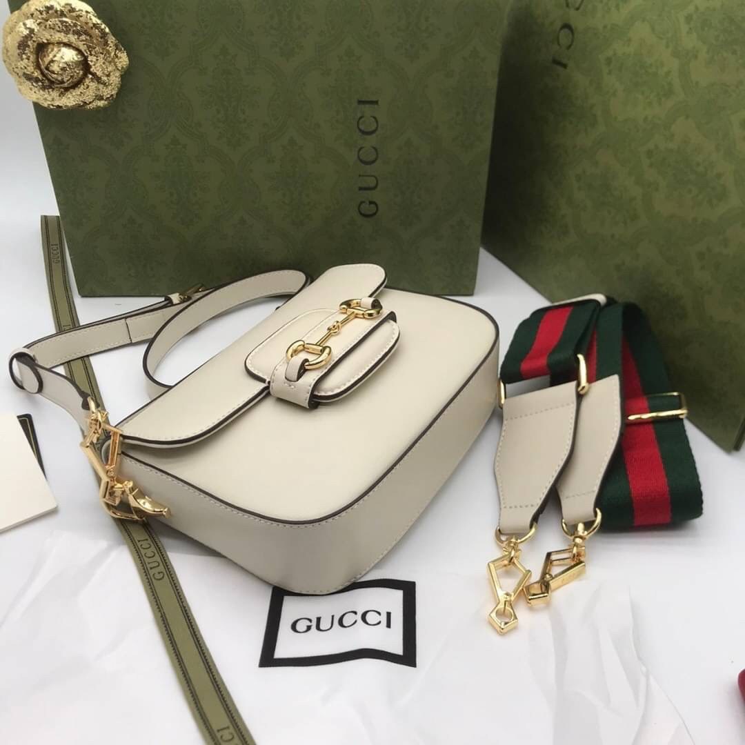 VIP GIFT 】หนังแท้ GUCCI Gucci Horsebit 1955 mini bag ที่สุดของรุ่นที่ฮอตหนักมาก คอลเลคชั่นที่ยอดขายดีตั้งแต่วันแรกที่ลง shop ด้วยรูปทรงที่กะทัดรัด ตอบโจทย์ได้ทุกลุค ทุกไลฟ์สไตล์ ใช้งานได้ง่ายคล่องตัว เรียกได้ว่าใครไม่มีได้ยังไง สวยขนาดนี้!!