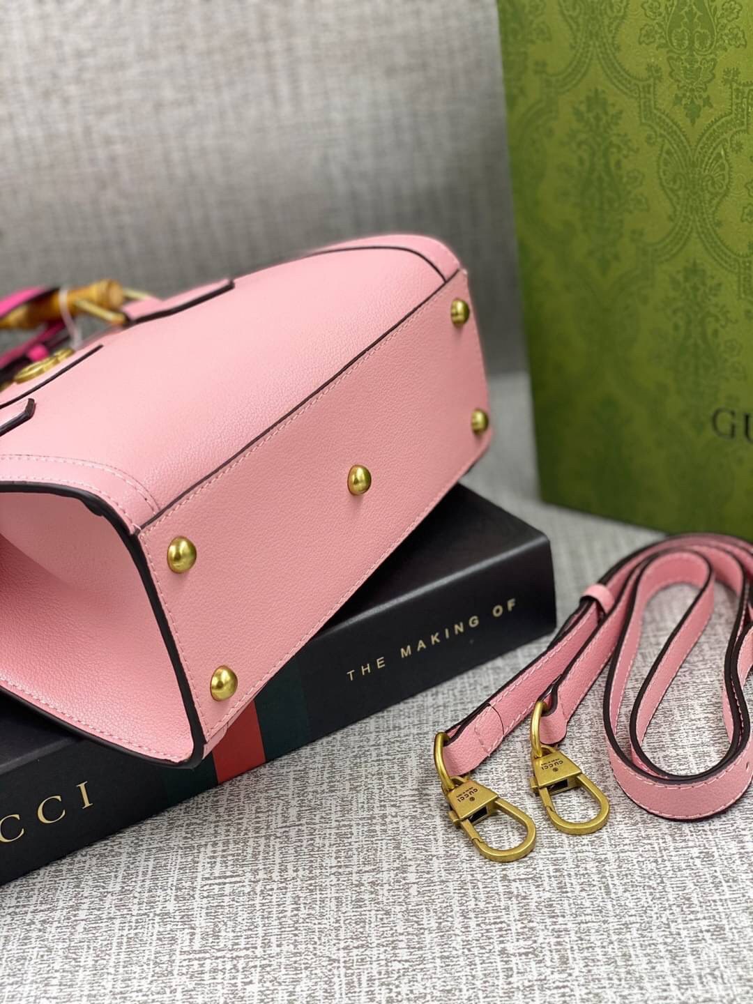 VIP GIFT 】หนังแท้ GUCCI Diana mini tote bag กระเป๋างานหูไม้ไผ่สุดคลาสสิก ดีไซน์มาใหม่พร้อมเข็ดขัดหนังสีสะท้อนแสงประดับตรงหูกระเป๋า ขนาดมินิกำลังน่ารักเลยค่ะ วัสดุหนังแท้ อะไหล่ทอง งานสวยตั้งอยู่ทรง มีสายสะพายยาว 1เส้น สามารถปรับระดับได้-ถอดได้ งานเก๋ไก๋ที