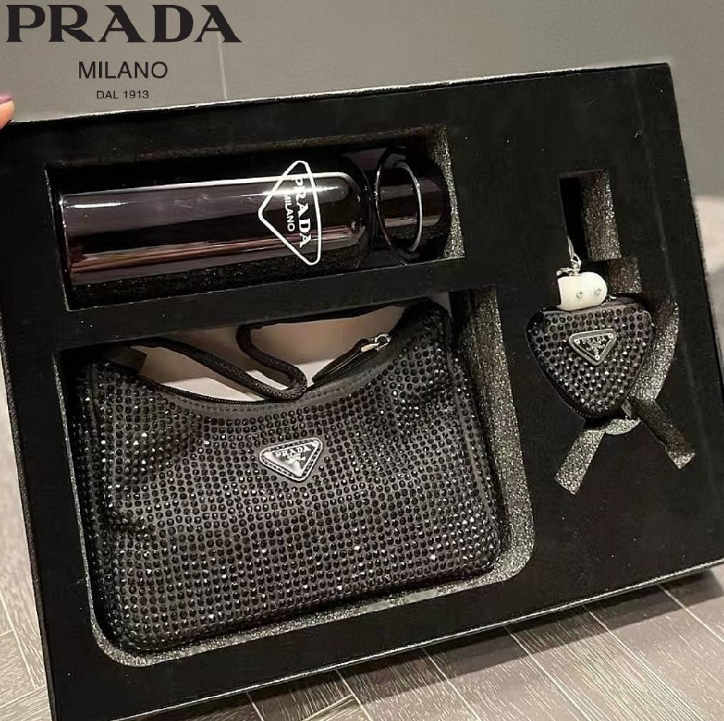 เซทสุดคุ้ม! ซื้อ1ได้ถึง3 PRADA CRYSTALS BAG WITH KEYCHAIN AND VACUUM BOTTLE VIP สวยหรูดูดี items นี้คุ้มมากๆได้ถึง3อย่างทั้งกระเป๋าสะพาย+พวงกุญแจ+กระบอกน้ำครบชุดไอเท็มแนะนำน่าใช้น่าสะสม