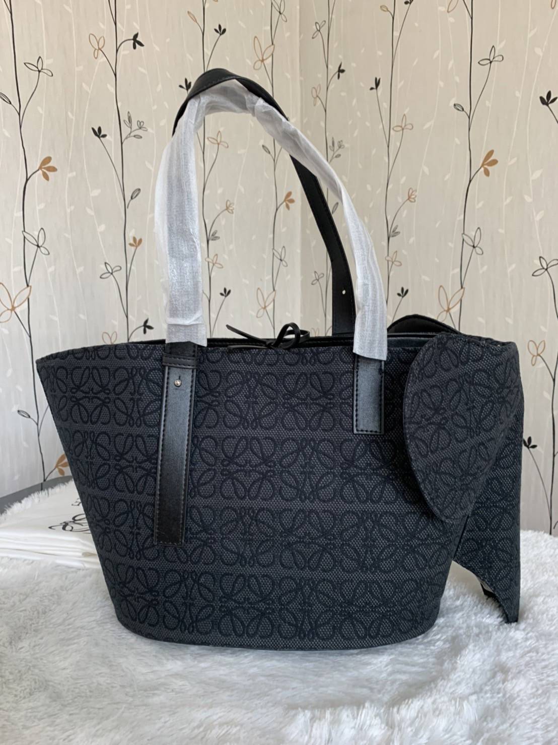 LOEWE Canvas Elephant Bag In Anagram Print คอลเลคชั่นใหม่ล่าสุด ดีไซน์รูปน้องช้าง น่ารักมากมาย งานแบรนด์หรูจาก โลเอเว่ (LOEWE) คงความเอกลักษณ์ด้วยวัสดุ Anagram Canvas Jacquard Fabric ผสมผสานหนังแท้ Calfskin ลงตัวสุดคลาสสิค ด้านในโลงกว้าง จุของได้เยอะเลยค่