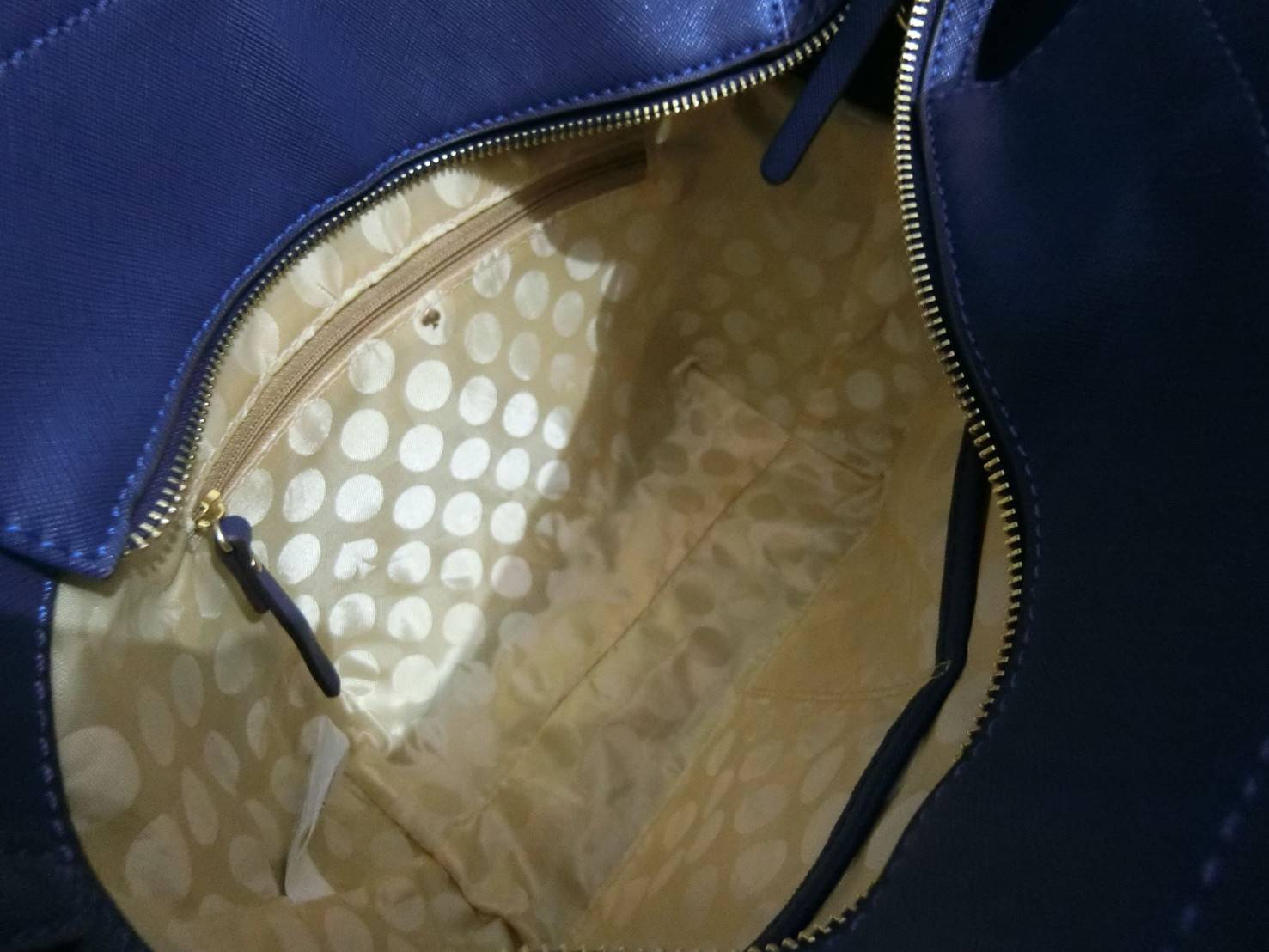 KATE SPADE NEW YORK CEDAR STREET HAYDEN BAG กระเป๋าถือหรือสะพายหนัง Saffiano สวยหรูอยู่ทรงสไตล์ PRADA ด้านหน้าประดับโลโก้สีทองสวยไฮโซ ภายในมีช่องซิปและช่องเล็ก ซับในอย่างดีสกรีนลาย Kate Spade กว้างและจุ ใส่ ipad mini กระเป๋าสตางค์ ของใช้ได้เยอะ มีหมุดรองฐ