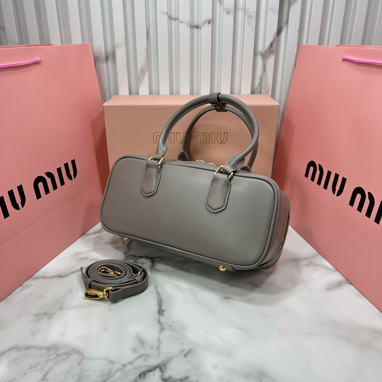 ORI หนังแท้ | MIU MIU Arcadie leather bag Large 27cm กระเป๋าสะพายทรงโฮโบใบใหญ่ ลุคลูกคุณหรูหราน่ารักๆเก๋ๆ สวยดูแพง หูจับในตัวง่ายและสะดวกพกพา มาพร้อมสายสะพายข้างภายในโล่งกว้างมาก