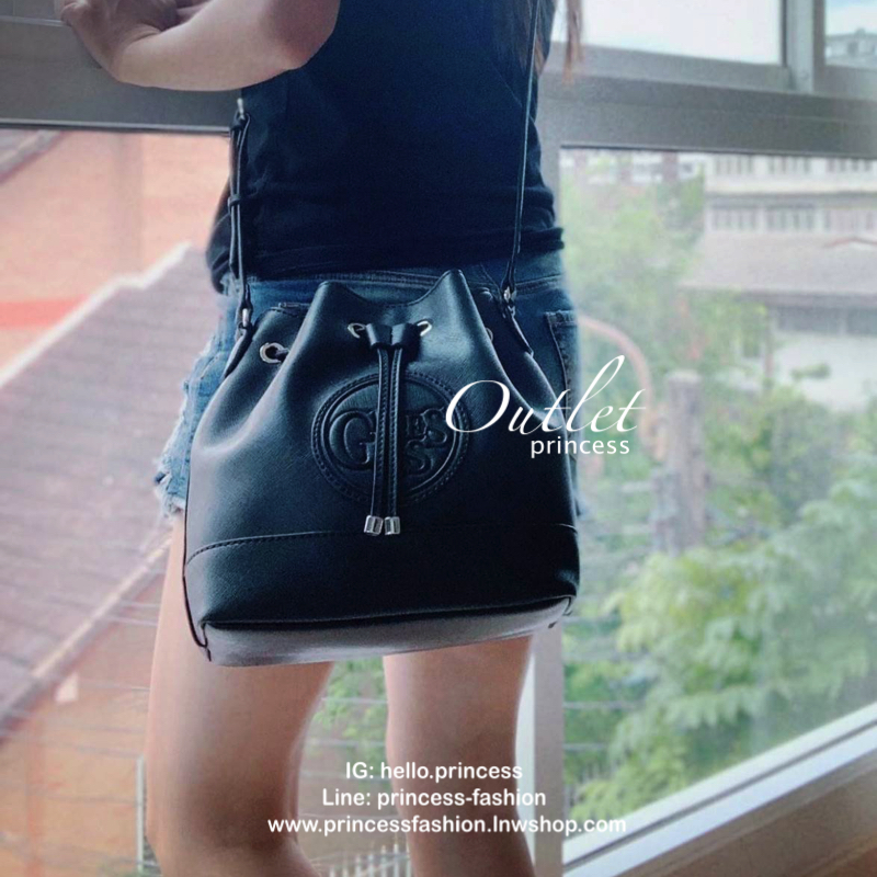 Guess Drawstring Bucket Bag กระเป๋าสะพายขนาดกลาง วัสดุลายหนังsaffiano ฐานกว้างตั้งอยู่ทรง มีซิกเนเจอร์ที่ด้านหน้าเป็นโลโก้ตัวนูน เปิดปิดแบบหูรูดและกระดุมแม่เหล็ก มีช่องใช้งานหลายข่อง สายสะพายปรับได้แบบเข็มขัด สวยแบบมีดีเทลเก๋ๆ สะพายเที่ยวระหว่างวันได้สบาย