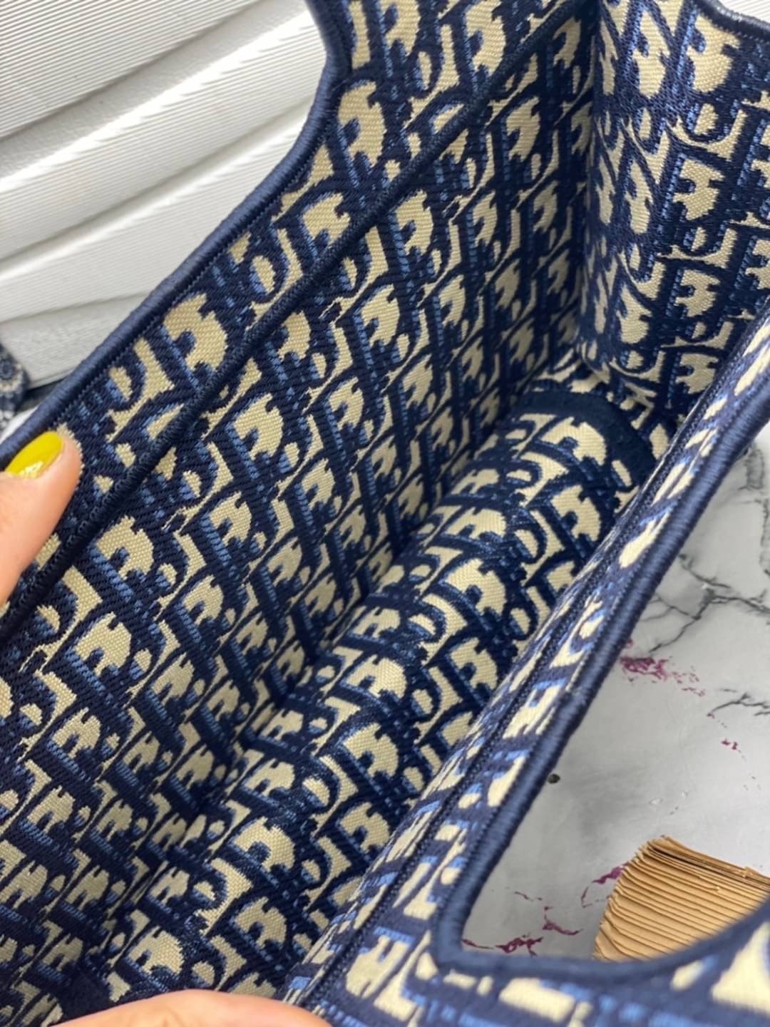 SMALL DIOR BOOK TOTE 29cm Blue Dior Oblique Embroidery กระเป๋าถือทรง Shopping ขนาดกำลังดี จุของได้เยอะ สวยคลาสสิค พกพาสะดวก ใช้งานง่ายสุดๆ วัสดุงานทอละเอียด ภายในโล่งกว้าง ภาพสินค้าถ่ายจากงานขายจริง ใช้งานต่างประเทศได้