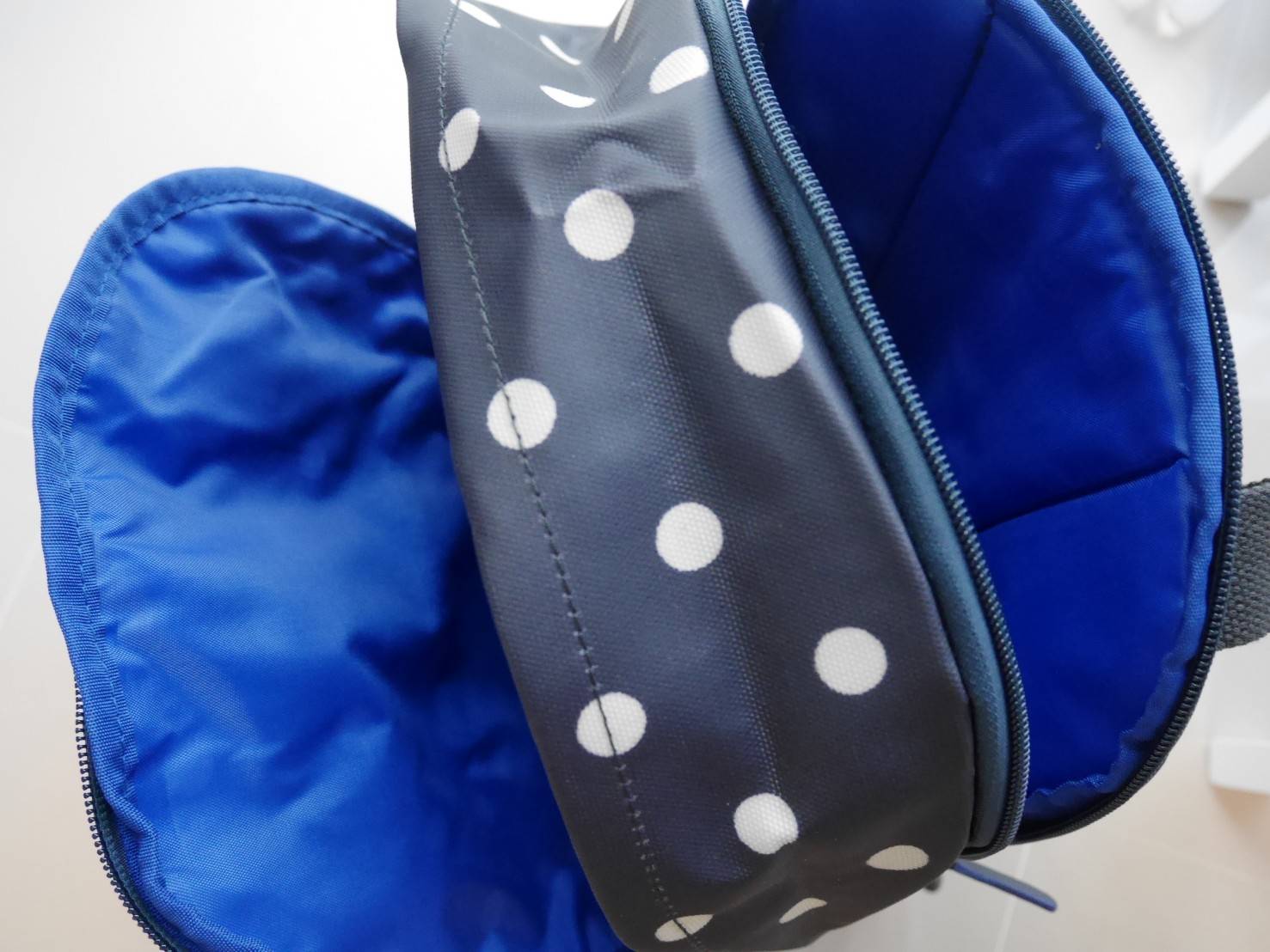 CATH KIDSTON BACKPACK BAG กระเป๋าเป้น่ารัก ตามแบบฉบับของแบรนด์นี้เลยค่า โดดเด่นด้วยหนัง PVC พิมพ์ลาย กันน้ำทั้งใบ ด้านในมีช่องซิปใหญ่ใส่ของ 2 ช่อง จุของได้เยอะ ใส่ IPAD / A4ได้สบายเลยค่ะ ด้านหน้ามีช่องซิปเล็ก 1 ช่อง ใส่ของจุกจิกหนิบได้สะดวก น้ำหนักเบา ใช้