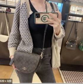 พร้อมส่งที่ไทยครบทั้ง6สีค่ะ 😘 Coach Ellen Crossbody In Signature ((C1432)) กระเป๋าทรงฮาฟมูนรูปทรงคลาสสิก ออกแบบให้มีลักษณะโค้งมน ไม่ดูเป็นทรงแข็งจนเกินไป ดีไซน์และสีของกระเป๋ายังเรียบง่าย เข้าได้กับทุกชุด สะพายครอสบอดี้ร์//สะพายข้าง หรือถือแบบคลัท