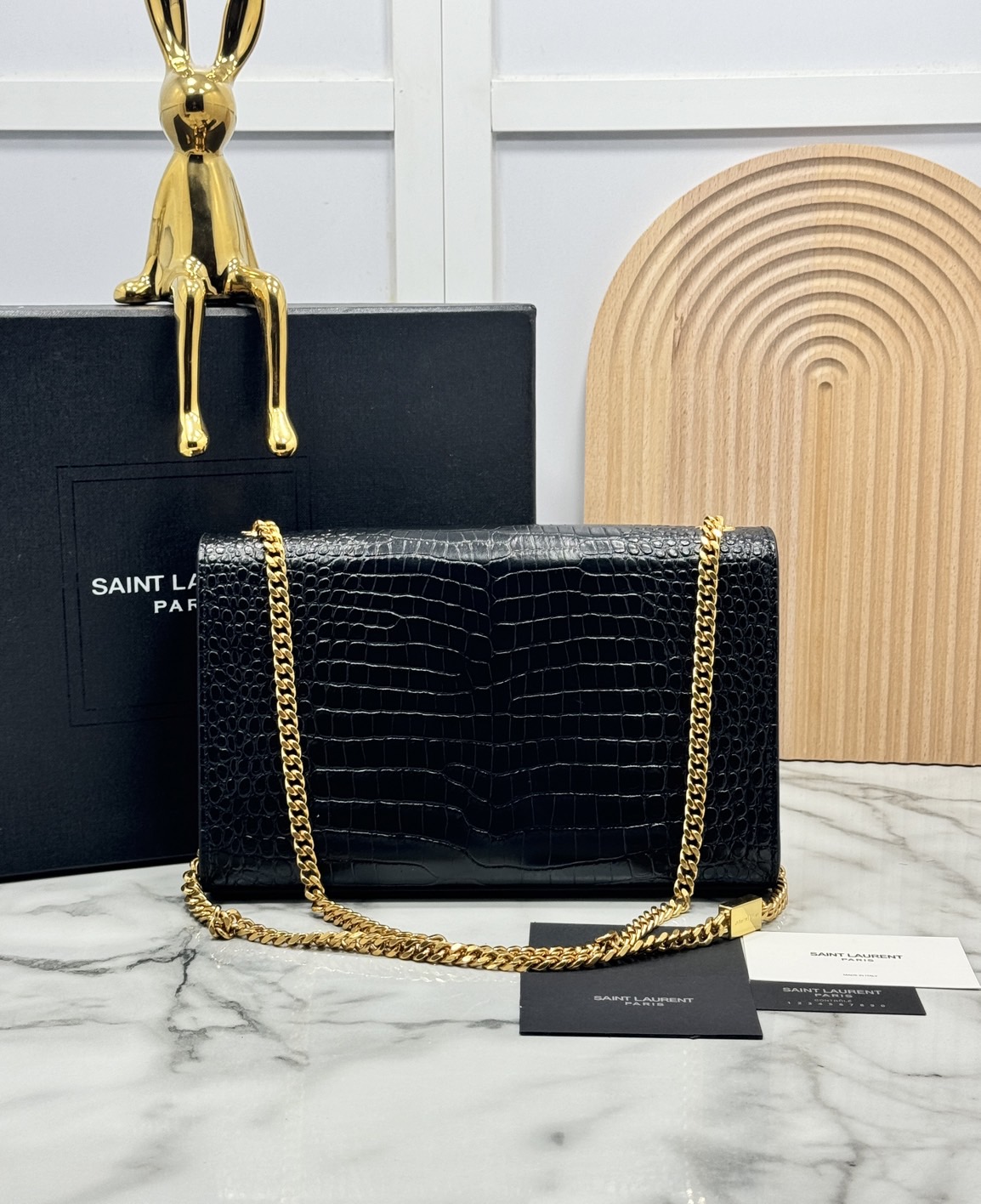 ORI หนังแท้ | 24cm Ysl Kate Croc Tassel Bag / YSL Woc Bag กระเป๋าสะพายทรง woc เรียบหรูดูแพงที่แท้จริง งานหนังลายจรเข้เต็มใบโดดเด่นด้วยโลโก้แบรนด์สุดหรู พร้อมพู่ห้อย รุ่นฮิตลอดกาลดูดีมีระดับ