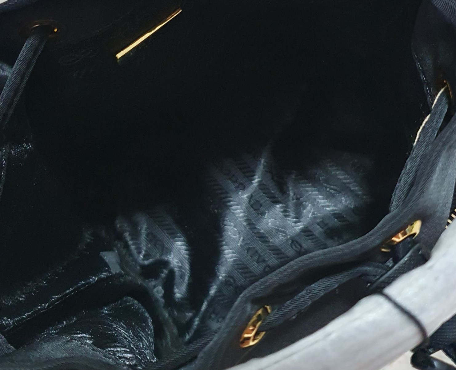 Prada Nylon Bucket Bag Black ใครๆก็หลงรัก **ทรงขนมจีบน่ารัก 🐰 กระเป๋าผ้า PRADA NYLON SILK เนื้อหนา ตัวกระเป๋าอยู่ทรงสวย ซับในอย่างดี จุดเด่นคือ กระเป๋าสามารถ จุของได้เยอะมาก น้ำหนักเบา