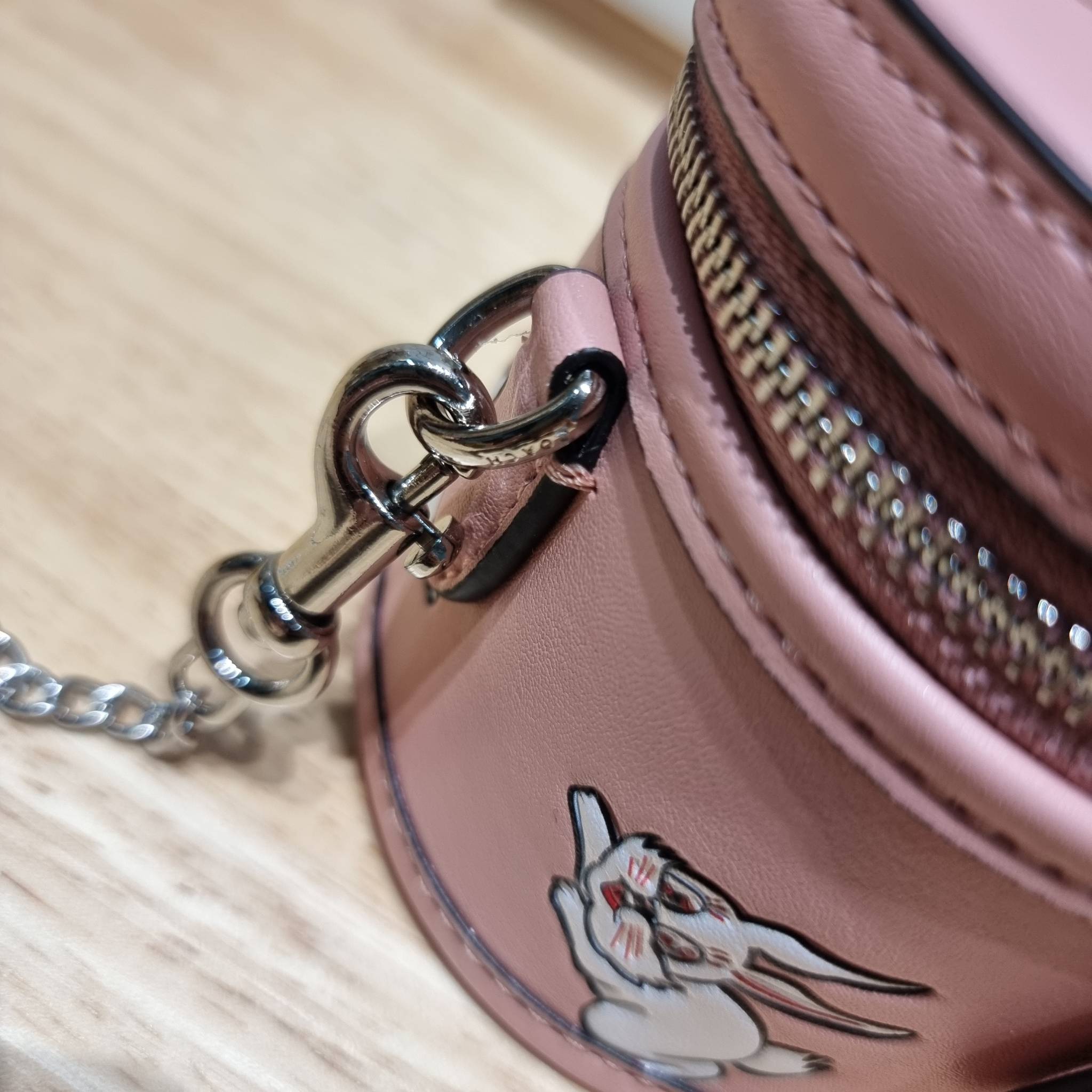 COACH TRAIL CROSSBODY 12 WITH RABBIT PRINT CN596 พร้อมส่ง กระเป๋าสะพายทรงกล่องทรงโค้ง น่ารักสุดฮิต โดดเด่นด้วยน้องกระต่าย และอะไหล่ตัวซีที่หัวซิป ใช้งานสะดวก