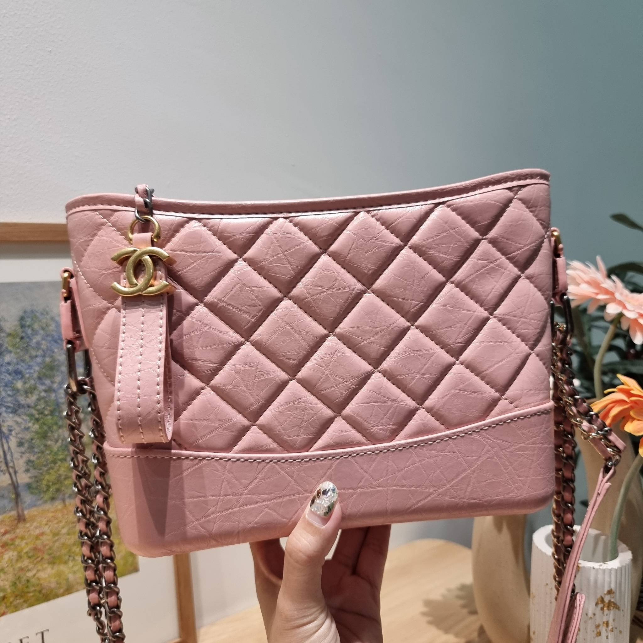 CHANEL Gabrielle Bag Medium สวยคลาสสิค No.1 ต้องยกให้ไอเท็มนี้เท่านั้น กับกระเป๋าสะพายซิกเนเจอร์ ดีไซน์ไม่เหมือนใคร เป็นเอกลักษณ์ ใช้งานได้หลากหลาย สะพายได้ไม่ซ้ำ