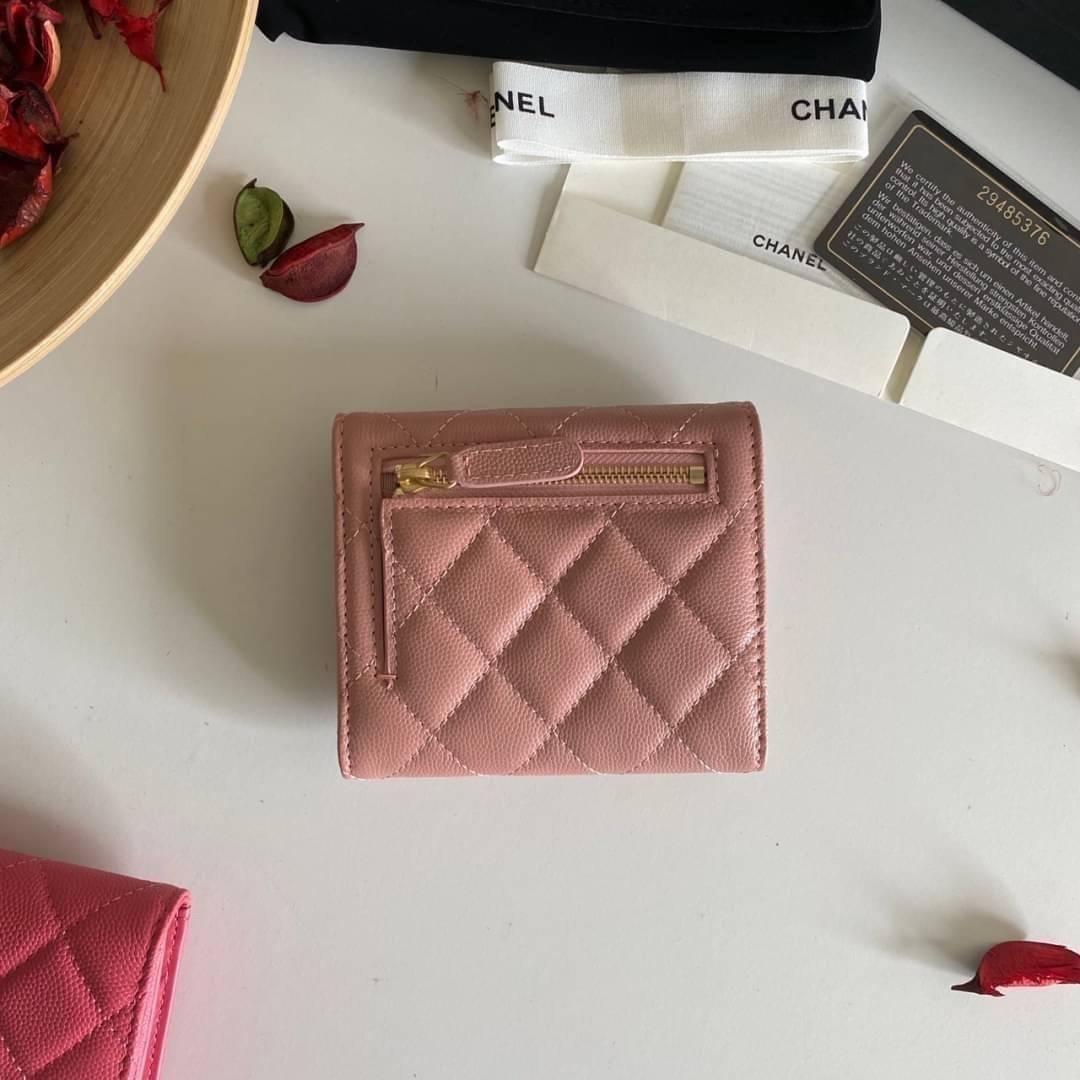 หนังแท้ Chanel Classic small wallet caviar 3 พับ พร้อมส่งที่ไทย รุ่นยอดนิยมไอเท็มฮิตวัสดุหนังแท้คาเวียร์สวยคลาสสิคเปิดปิดด้วยฝาปิดกระดุมด้านหน้ามีโลโก้แบรนด์อะไหล่ทองสวยหรูดูดี ตัวจริงสวยน่าใช้ Chanel mini นาทีนี้กำลัง in สุดๆ ภาพสินค้าถ่ายจากงานขายจริง ใ