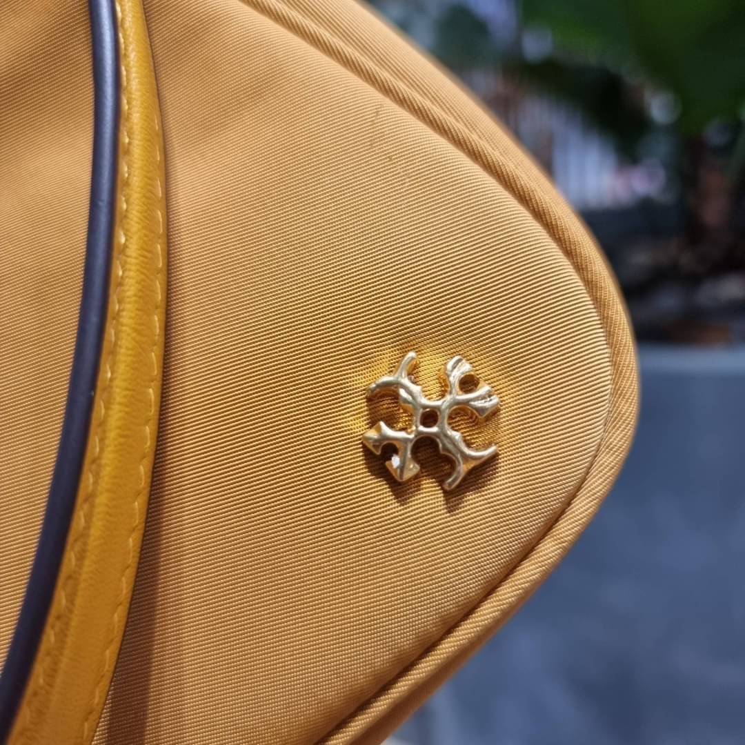 TORY BURCH MERCER NYLON SMALL SHOULDER BAG ใหม่ก่อนใคร!! กับคอลหวานๆ สดใสๆ กระเป๋าสะพายทรงโฮโบ ขนาดกะทัดรัด ฟังก์ชั่นการใช้งานจัดแบบเต็มที่ ด้วยสายสะพายถึง 3 เส้น สายโซ่คล้องแขน สายหนังแบบสั้นคล้องไหล่ และสายสปอร์ตเส้นใหญ่ ดูดี!! คุ่มแค่ไหนคิดดู!! วัสดุผ้
