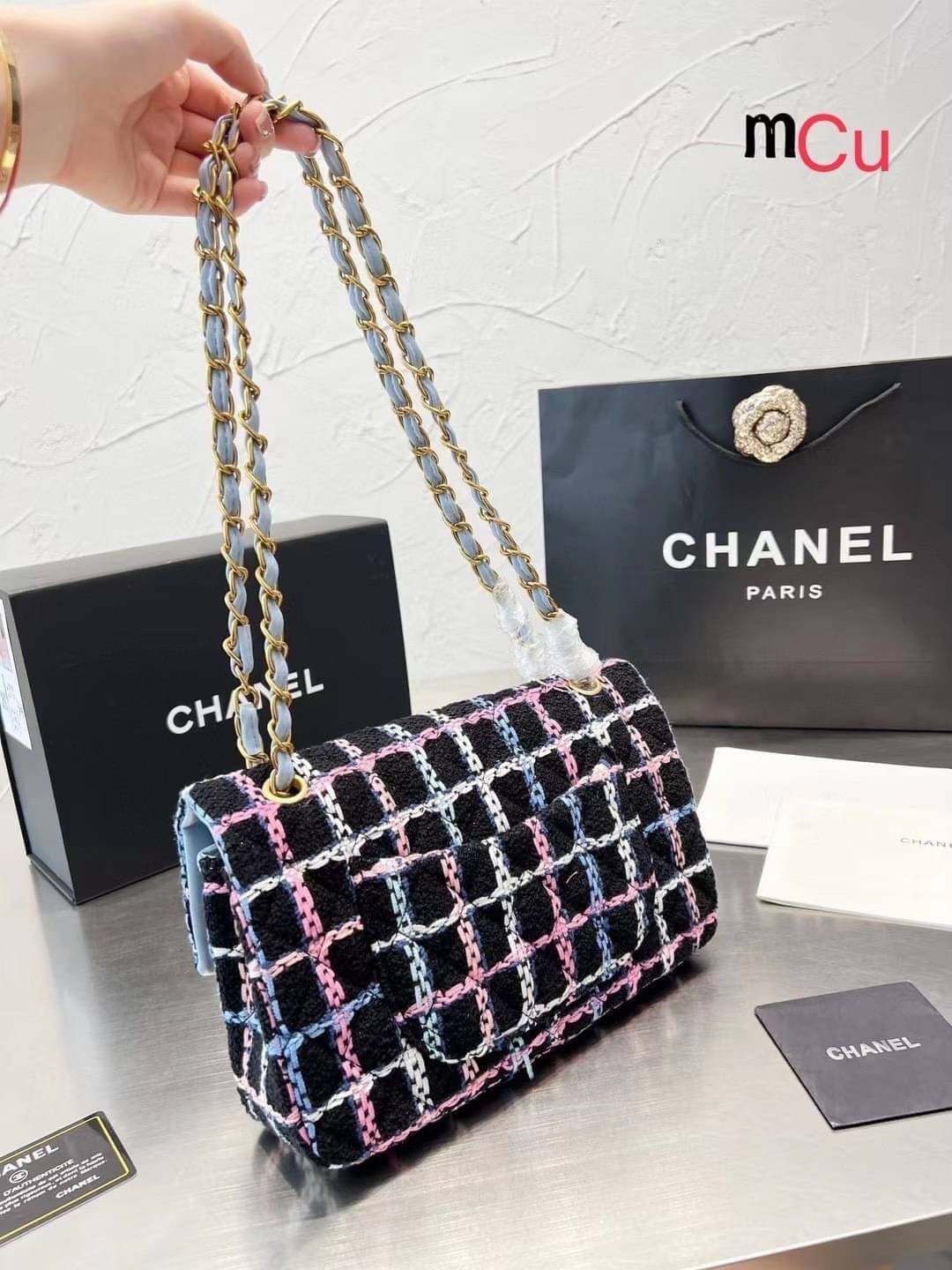 CHANEL Tweed Flap Bag 25cm ลุคคุณหนูไม่ควรพลาด Collection นี้เลย ลวดลายบนกระเป๋าแบบกราฟฟิคมีเท็กเจอร์ ทำให้กระเป๋าดูมีราคามากยิ่งขึ้น สะพายใช้งานได้หลายโอกาส ไม่ว่าจะไปเที่ยวหรือไปงานเลี้ยงสังสรรค์ก็เหมาะสมเป็นอย่างยิ่งเลยค่ะ