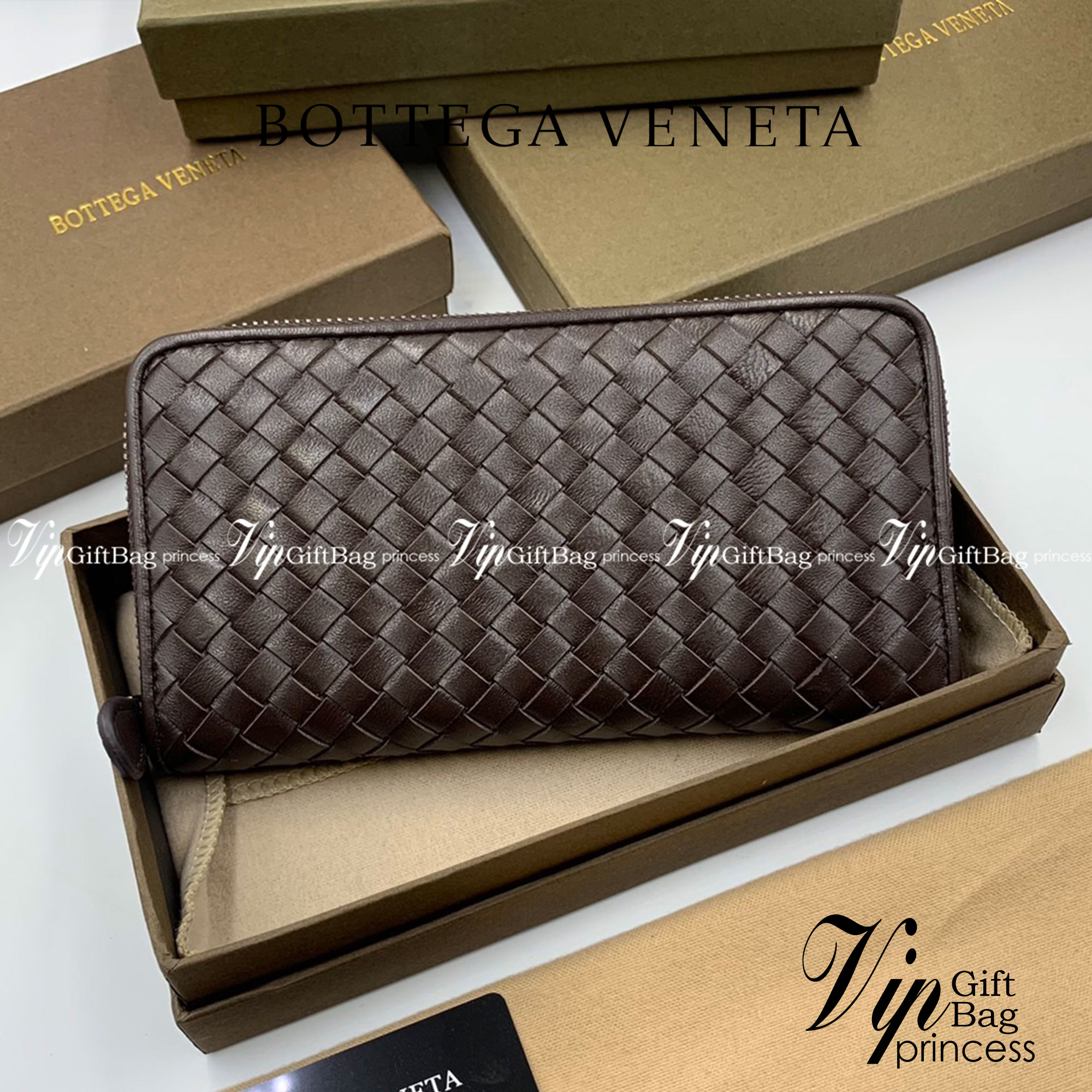 หนังแท้ BOTTEGA VENETA LONG WALLET ZIP AROUND / BV Wallet / BV Long Wallet พร้อมส่งที่ไทย กระเป๋าสตางค์ใบยาวซิปรอบ งานหนังแท้ทั้งใบ รุ่นตามหา เป็นรุ่นยอดนิยม ใช้ได้ทั้งหญิงชาย คลาสสิกหยิบมาใช้งานได้บ่อยที่สุด ใช้ทนทานได้นานภาพสินค้าถ่ายจากงานขายจริง ใช้งา