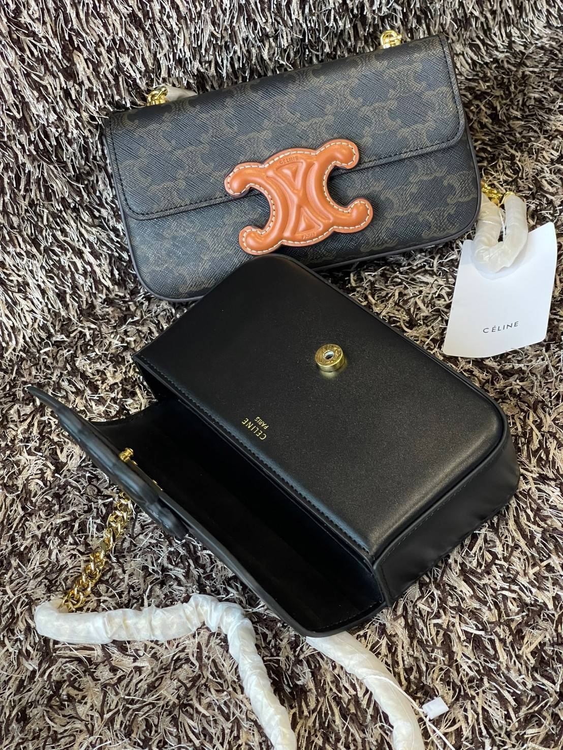 Celine Chain Shoulder Bag Cuir Triompe In Triompe เป็นกระเป๋าถูกประดิษฐ์ขึ้นในรูปทรงมินิมอล นับว่าเป็นกระเป๋าอีกหนึ่งรุ่นในซีรีส์ Triomphe ที่ได้รับความนิยมอย่างมาก โดยเป็นกระเป๋าสะพายไหล่ทรงสี่เหลี่ยมผืนผ้าที่อัดแน่นไปด้วยกลิ่นอายความคลาสสิกตามแบบฉบับของ