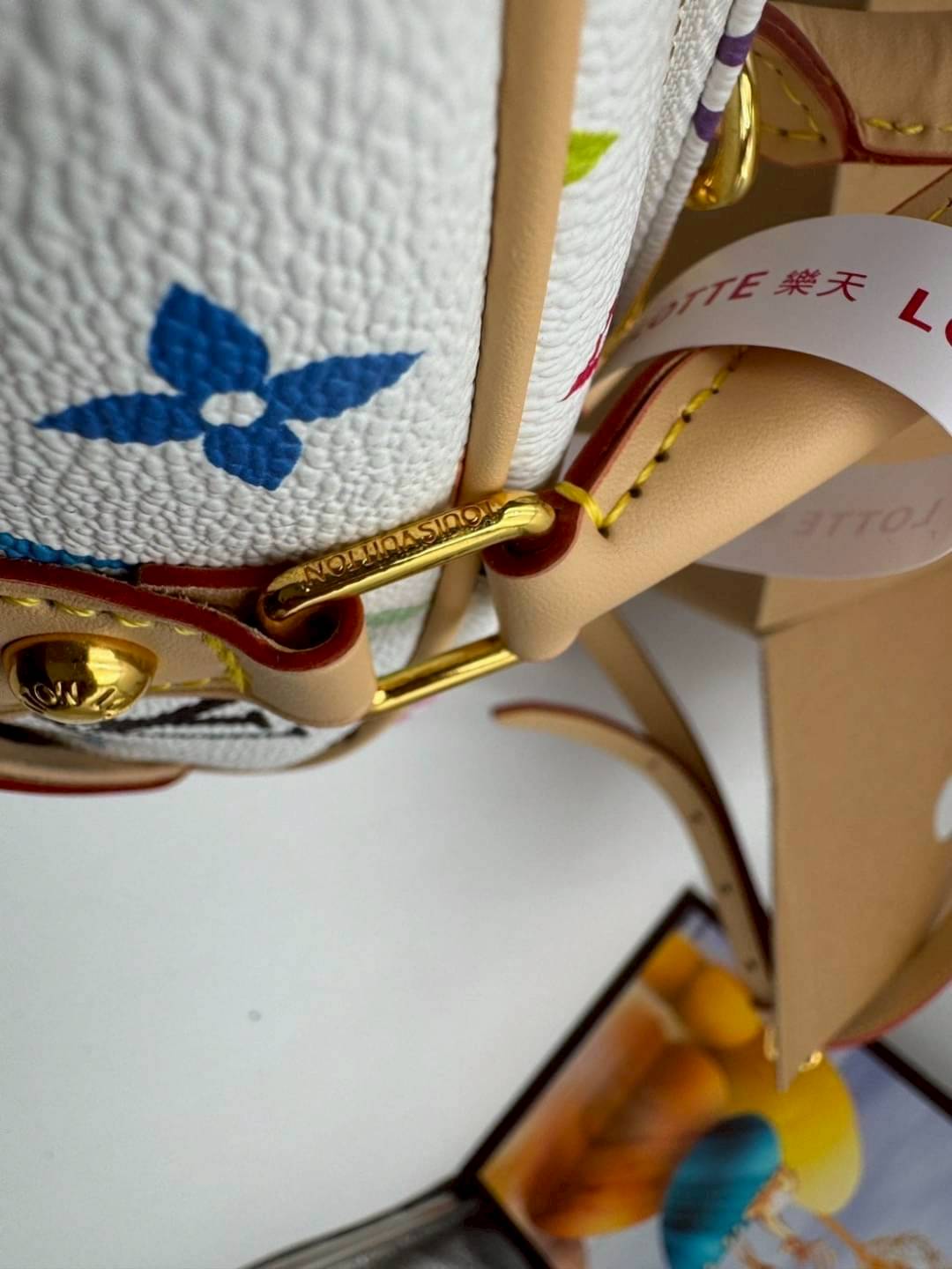 LV x TM Handbag East West Murakami กระเป๋าทรงโท้ทรุ่นท็อปฮิต กับดีไซน์ใหม่ต้อนรับฤดูร้อน โดดเด่นด้วยการตกแต่งลายพิมพ์ โทนสีสดใสสะดุดตา มาพร้อมพวงหนังห้อยรูปโบว์และแท็กปั้มแบรนด์ จับในตัวพร้อมสายสะพายข้าง รูปทรงสวยตลอดกาล