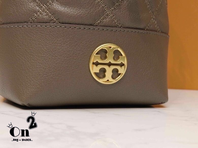 TORY BURCH WILLA MINI BUCKET BAG สุดปัง กระเป๋าสะพายทรงบัคเก็ต สวยผู้ดี โดดเด่นด้วยโลโก้สีทองดูหรู อัพลุคผู้ดี๊ผู้ดี วัสดุหนังแท้ ดีไซน์บุนวม เส้นคมดีเทลหรู เปิด-ปิดหนังรูดปากกระเป๋า มีหูหิ้วในตัว คล้องแขนเก๋ๆ ภายในเป็นช่องโล่ง มีช่องย่อย ใส่ของสำคัญจุกจิ