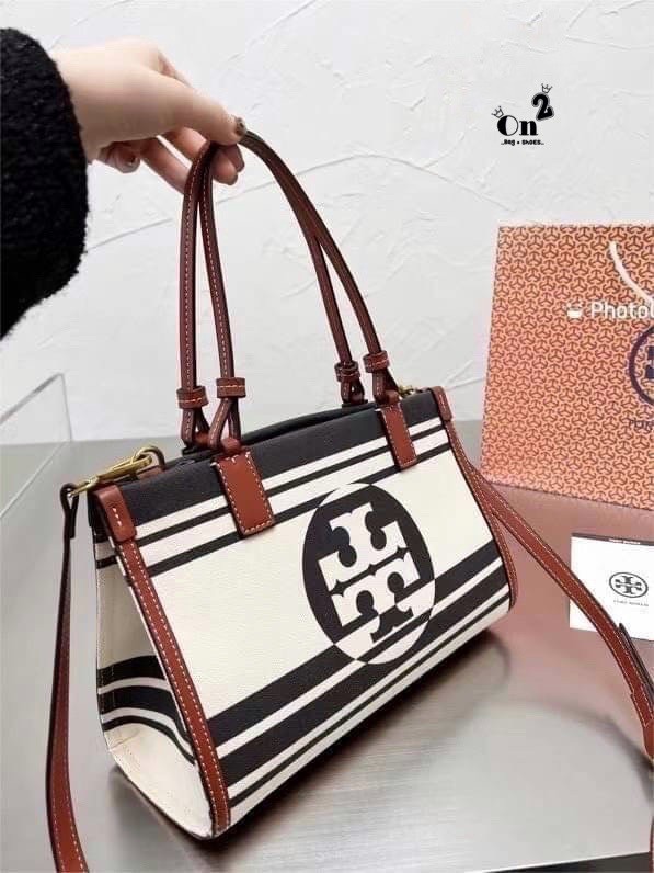 Tory Burch Ella Jacquard Stripe Tote มี 2 ขนาด 10" 13" กระเป๋าสะพาย Tory 😍😍ทรง tote มาใหม่ ผ้าแคนวาสอย่างดี ตัดขอบหนังสีน้ำตาลขนาดกำลังดี จุของได้เยอะเลยค่ะ งานจริงสวยน่าใช้มากๆ
