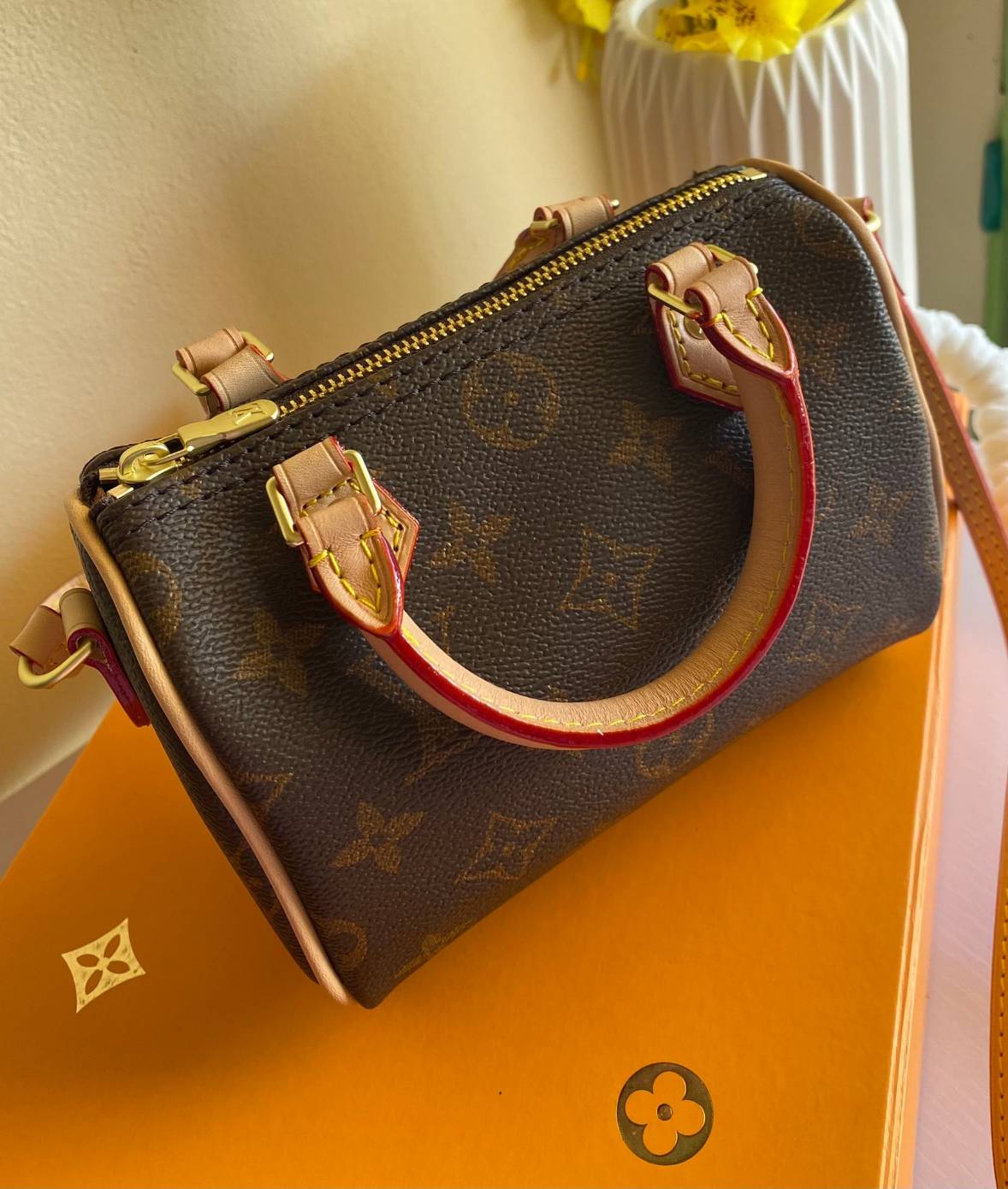 VIP GIFT 】LOUIS VUITTON NANO SPEEDY พร้อมส่งความน่ารักค่ะ! กระเป๋าทรงหมอนไซด์มินิ หนังแกะแท้นิ่มสวยงามค่ะ เปิดปิดกระเป๋าแบบซิป ภายในสามารถใส่มือถือได้ กระเป๋าเงินใบกลางได้ พาสปอร์ตได้ค่ะ