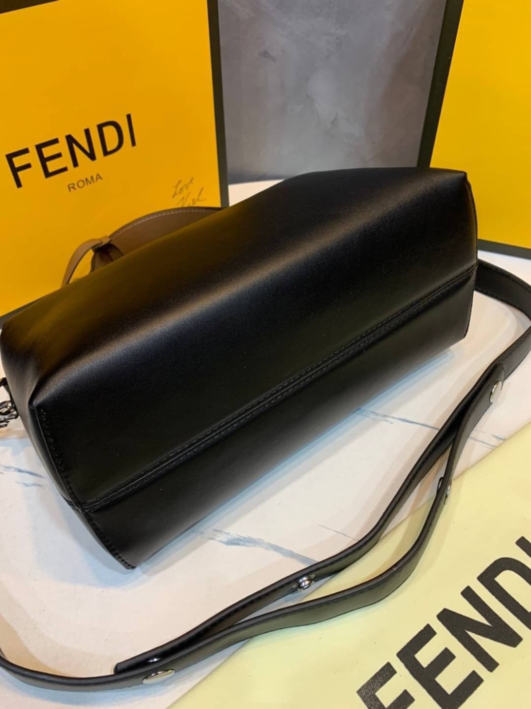 FENDI By The Way tote น้องงกลับมาแล้วว ใครรออยู่ห้ามพลาดจร้าา สวยๆอย่างนี้อดใจยังไงไหว!! กระเป๋ารุ่นที่ไม่ว่าจะใช้แบบหิ้วหรือสะพายข้างก็สวยทุกลุค แถมแมทกับชุดได้ง่าย เหมาะกับทุกๆวัน สินค้าพร้อมส่ง มีจำนวนจำกัด