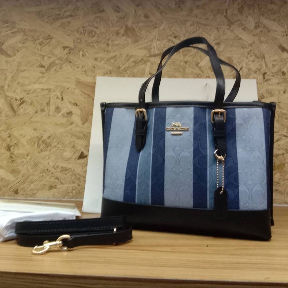 COACH Mollie Tote 25 In Signature Jacquard With Stripes พร้อมส่งที่ไทย ภาพสินค้าถ่ายจากงานขายจริง ใช้งานต่างประเทศได้