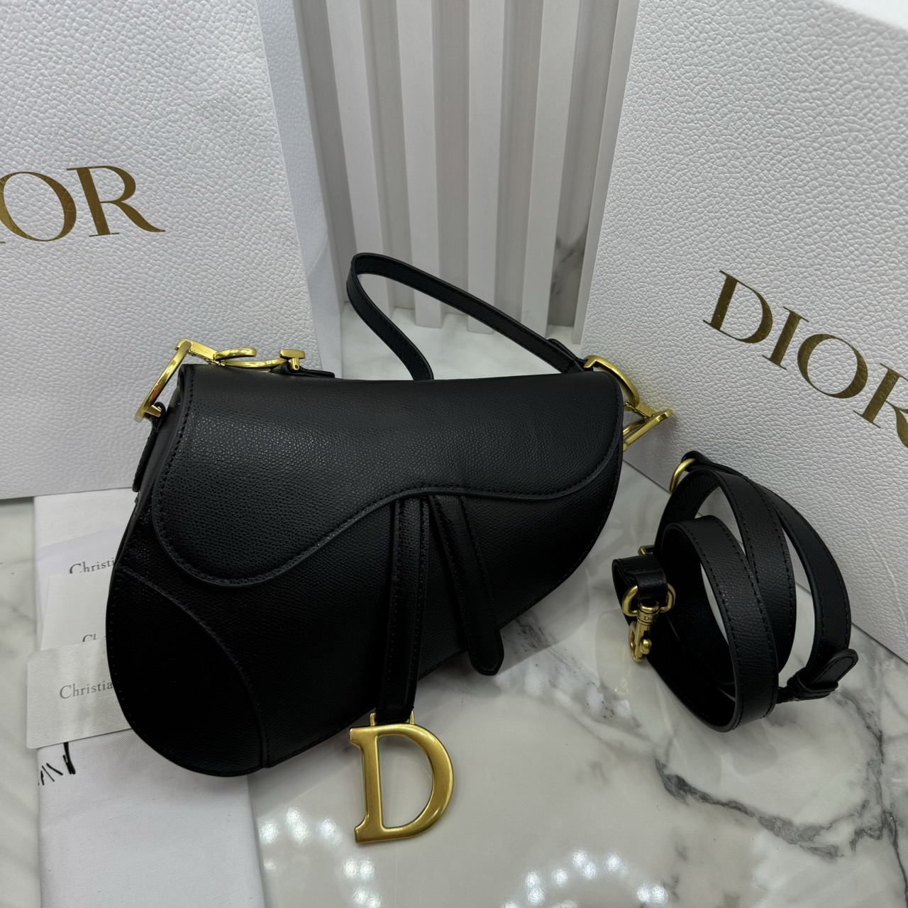 DIOR Medium Saddle Bag with Strap Blue Dior Oblique Jacquard / Black Grained Leather กระเป๋าสะพายทรงอานม้าเอกลักษณ์ของแบรนด์แห่งตำนานความหรู