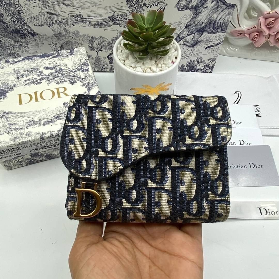 ORI 🥂 DIOR Wallet Saddle Lotus / Dior tri-fold wallet เกรดออริจินอล กระเป๋าสตางค์ 3 พับ วัสดุหนังแท้ และผ้า Jacquard อย่างดี ทอสวยงามที่สุด มีช่องใส่เหรียญมีซิปปิด ใส่การ์ด ใส่ธนบัตรได้ ครบเลยค่ะ ผสมผสานความสง่างามและคลาสสิกที่เข้ากับยุคสมัย ด้านห