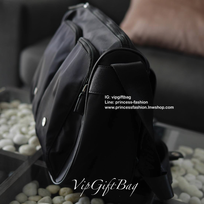 New Arrival จากแบรนด์Prada ทรง Messenger ทรงยอดฮิตของคุณผู้ชายเลยค่ะ วัสดุทำจากผ้าNylon อย่างหนา กันน้ำได้คะ มีโลโก้แบรนด์อยู่ข้างหน้า ตัวกระเป๋าอยู่ทรง อะไหล่เงินทั้งใบ ด้านในบุผ้าลายแบรนด์อย่างดี เปิดปิดด้วยกระดุมแม่เหล็ก และด้านในเปิดปิดด้วยซิป ด้านหลั