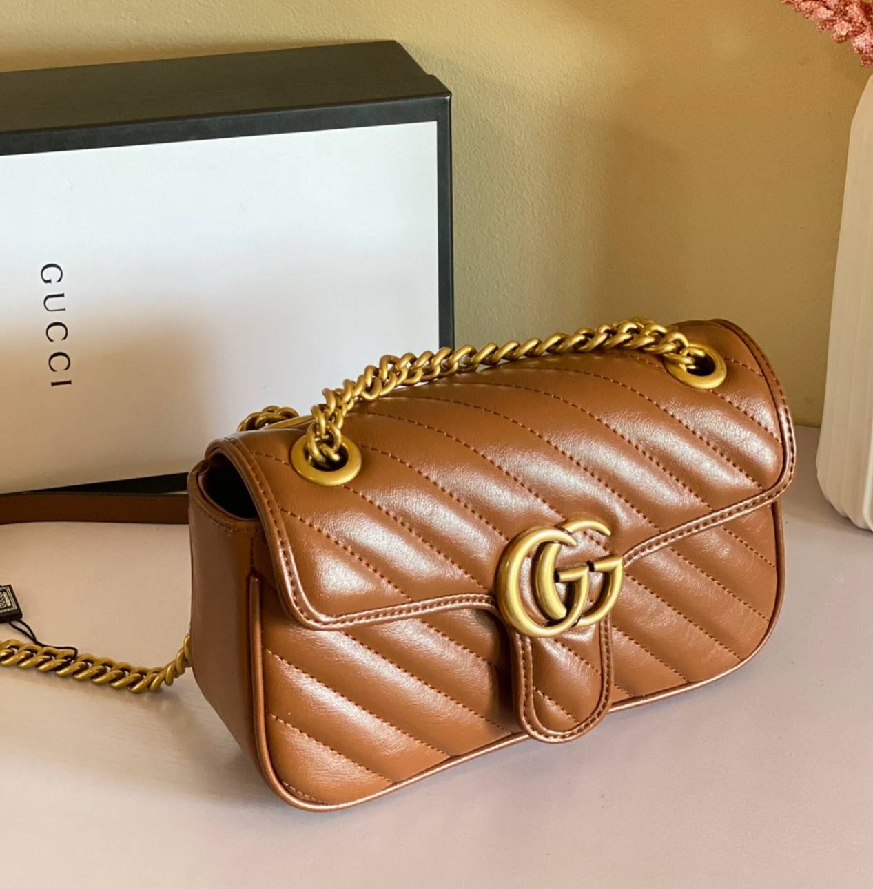 VIP GIFTbag 】GUCCI GG Marmont small brown leather shoulder bag ราคานี้หนังแท้คือคุ้มมากเลยค่าสาวๆ ต้องจัดแล้วน้าา ยกระดับความหรูให้กับตัวเองกันหน่อย ด้วยกระเป๋ารุ่นนี้!! ครอสบอดี้ที่ดีไซน์หรู อัพเลเวล ในราคาที่จับต้องได้ พร้อมเสิร์ฟความสวยตรงถึงบ้านแล้วจ้