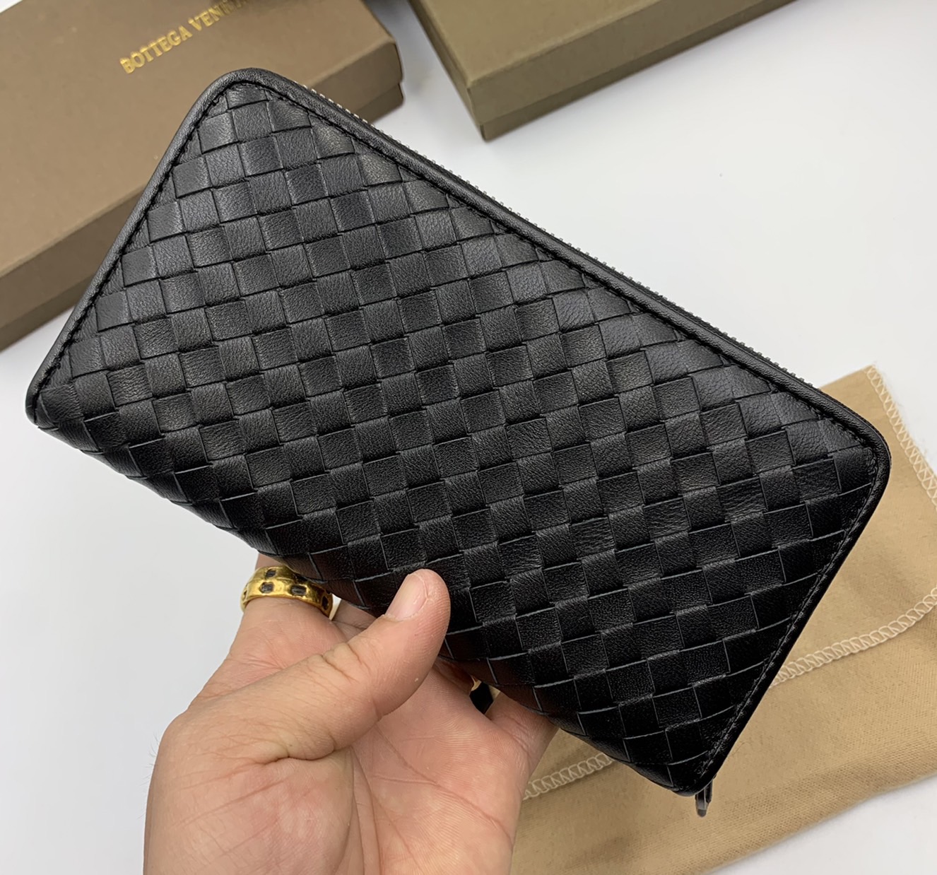 หนังแท้ BOTTEGA VENETA LONG WALLET ZIP AROUND / BV Wallet / BV Long Wallet พร้อมส่งที่ไทย กระเป๋าสตางค์ใบยาวซิปรอบ งานหนังแท้ทั้งใบ รุ่นตามหา เป็นรุ่นยอดนิยม ใช้ได้ทั้งหญิงชาย คลาสสิกหยิบมาใช้งานได้บ่อยที่สุด ใช้ทนทานได้นานภาพสินค้าถ่ายจากงานขายจริง ใช้งา