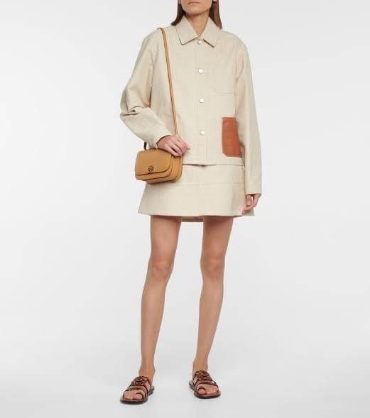 small : LOEWE Goya anagram small leather shoulder bag มาทำความรู้จักทุกดีเทลของ กระเป๋า GOYA ไอเท็มใบใหม่ล่าสุดจาก Loewe ด้วยรูปทรงกล่องอันคลาสสิกที่มาพร้อมรายละเอียดอันน่าค้นหา ด้วยรูปทรงบ็อกสุดคลาสสิก พร้อมโครงสร้างที่กะทัดรัดเปี่ยมไปด้วยสเน่ห์น่าค้นหา 