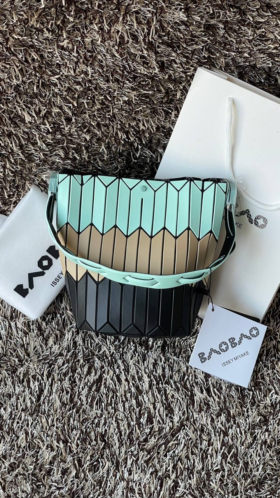 small : BAO BAO ISSEY MIYAKE SMALL BUCKET เป็นกระเป๋าบัคเก็ตขนาดเล็กสามารถใช้ใส่กระเป๋าสตางค์และโทรศัพท์มือถือได้ ซีรีย์ใหม่นี้มีจุดเด่นที่แผ่นรูปทรงสี่เหลี่ยมด้านขนานในแนวตั้ง เกิดเป็นรูปทรงสามมิติ