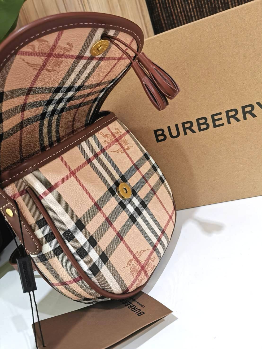 BURBERRY FRAGRANCES VINTAGE CROSSBODY BAG GiFT WITH PURCHASE (GWP) กระเป๋าสะพายพรีเมี่ยมกิ๊ฟ Limited Edition จากเคาน์เตอร์ BURBERRY FRAGRANCES วัสดุหนังแท้ขึ้นลาย Burberry Vintage Signature สวยหรูสุดคลาสสิค เปิดปิดฝาปิดกระดุมแม่เหล็ก ภายในมีโลโก้และช่องซิ