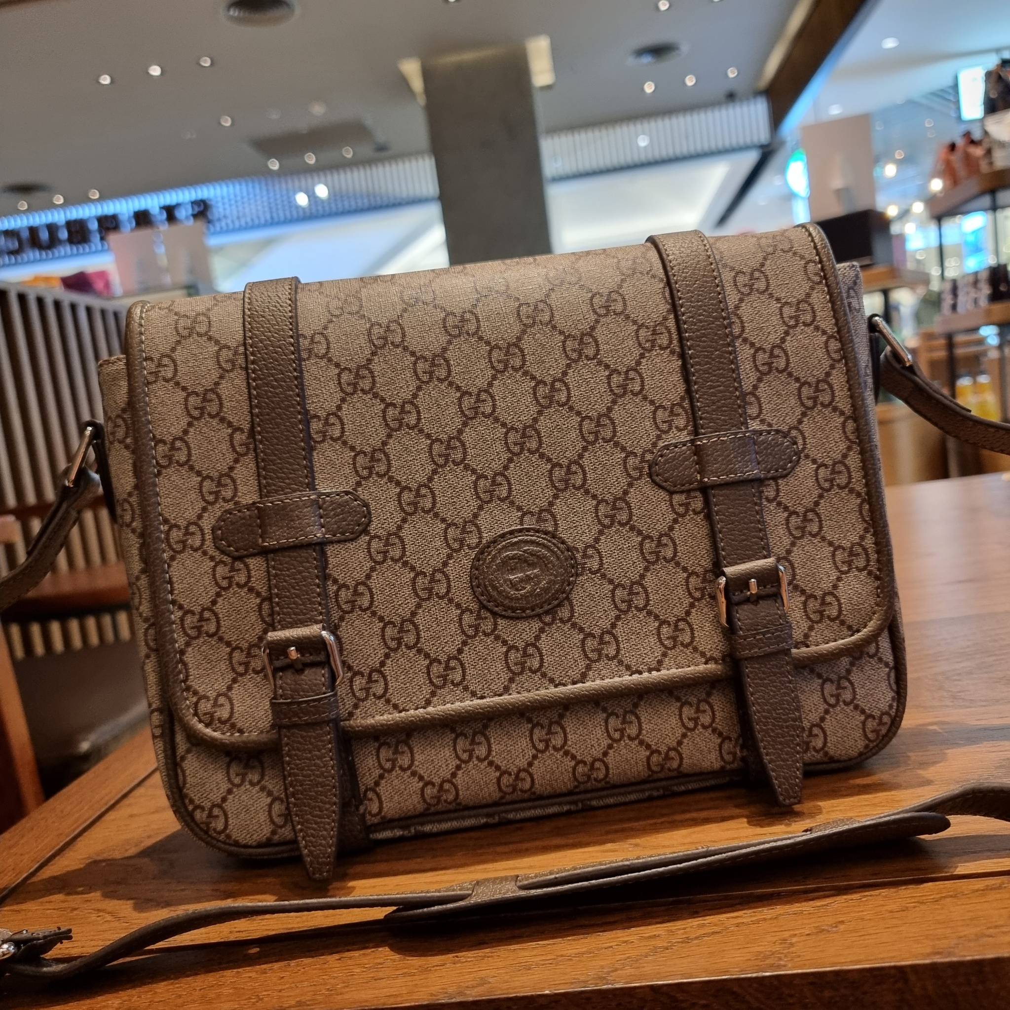 Gucci GG Supreme messenger bag GC MESSENGER VINTAGE BAG กระเป๋าสะพายข้างทรงแมสเซนเจอร์ ย้อนยุค ลุคผู้ดีแบบลูกคุณ ดีไซน์ unisex ใช้ได้ทั้งชายและหญิง พรีเมี่ยมกิ๊ฟวีไอพี วัสดุหนังแคนวาส ใช้งานง่ายด้วยฝาเปิดกระดุมแม่เหล็ก ด้านหลังมีช่องเก็บของจุกจิกได้ ภายใน