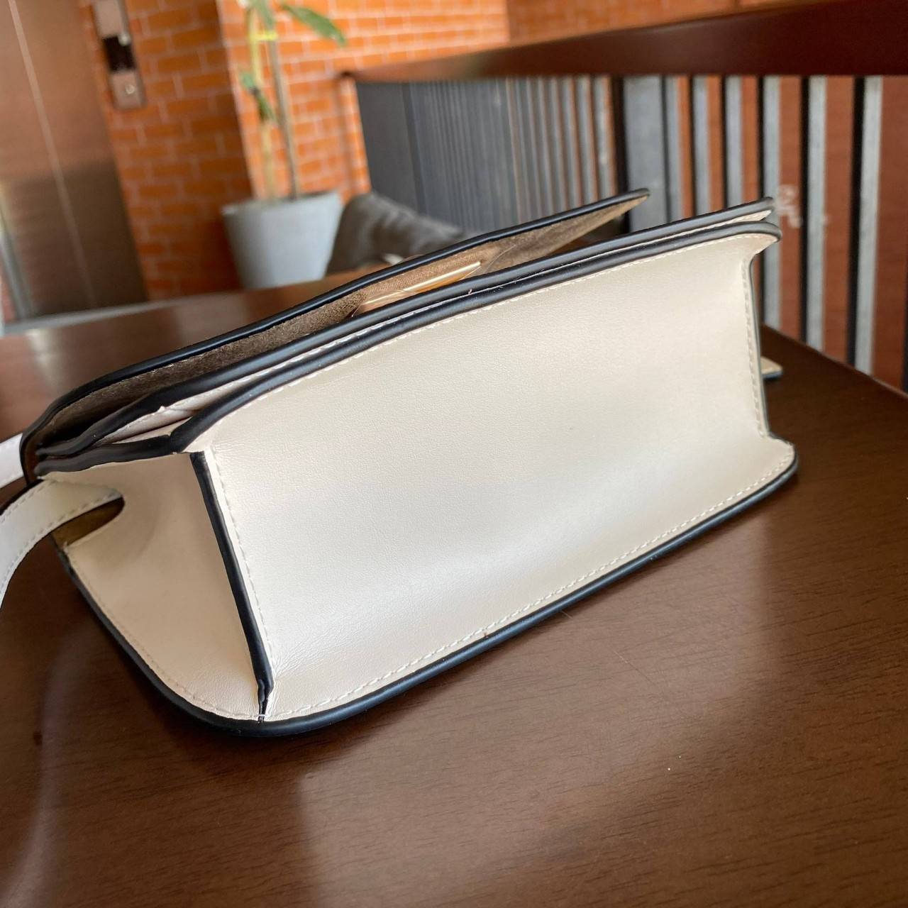 COACH C5592 MINI BRYNN CROSSBODY IN SIGNATURE CANVAS กระเป๋าถือ กระเป๋าสะพาย ไซร์มินิ ลุคคุณหนูสุดเก๋ จะถือเป็นครัชหรือสะพายเป็นครอสบอดี้สุดชิลๆได้หมด วัสดุหนังแคนวาสคุณภาพ ตกแต่งดีเทลหรูด้วยหนังแท้ อะไหล่สีทอง งานสวย เปิด-ปิด ด้วยตัวกด-ล๊อคแบบอัตโนมัติ ด