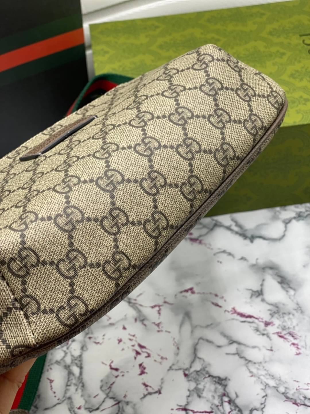 หนังแท้ GUCCI Belt Bag / GG Belt Bag / GG Supreme Belt Bag ไอเท็มที่หนุ่มๆเรียกร้อง กระเป๋าคาดอก/คาดเอว สายสะพายปรับได้ สายสปอร์ต สายแคมป์ปิ้ง หรือจะสายไหน ใบนี้ตอบโจทย์ทุกลุค ง่ายๆเท่ๆ สุดคุ้ม!! ภาพสินค้าถ่ายจากงานขายจริง ใช้งานต่างประเทศได้ค่ะ