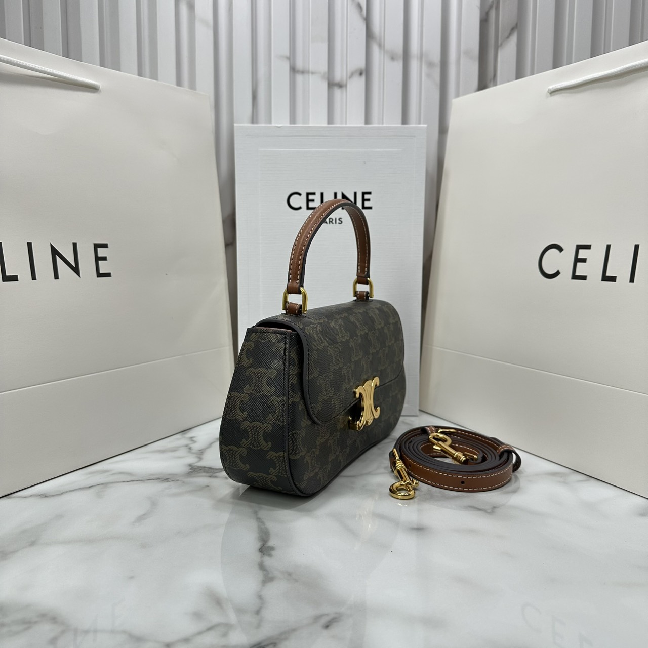 ORI หนังแท้ | CELINE TEEN CELINE LOLA IN shiny calfskin กระเป๋าสะพายทรงคลัช หนังเรียบผิวสัมผัสนุ่มลื่น คอลเลคชั่น Essentials เหนือกาลเวลาสำหรับผู้หญิงและผู้ชาย