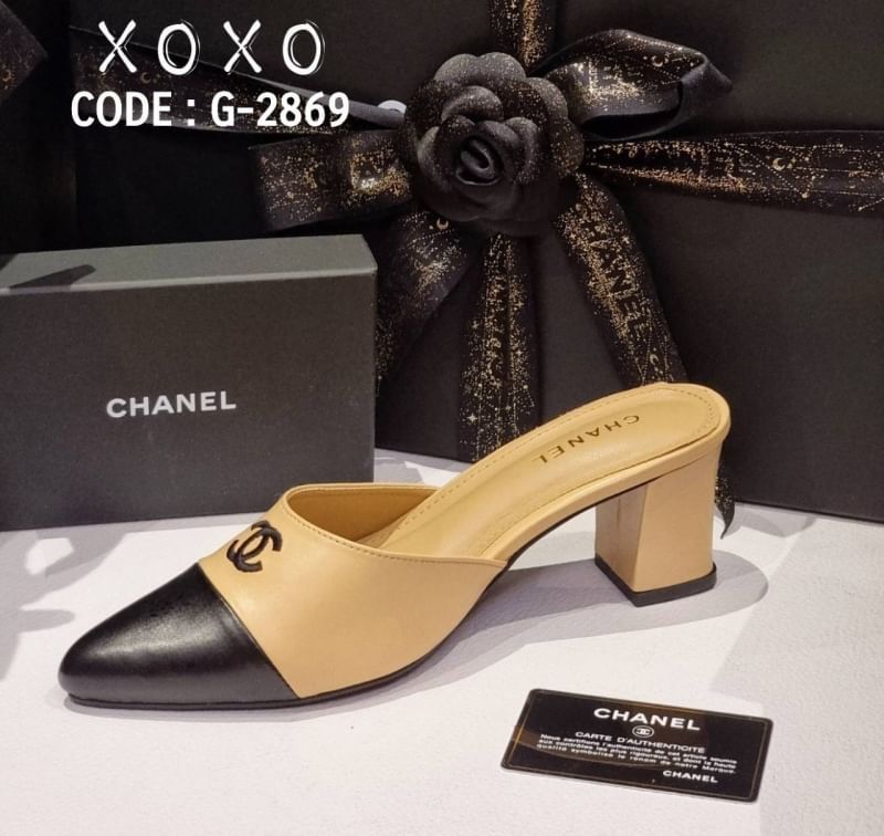 Chanel Two-Tone Shoes รองเท้างานสวม สี 2 tone หน้าวี ทรงสวม เปิดส้น ด้นหน้างานปักโลโก้แบรนด์ วัสดุหนัง PU ส้นแท่ง ใส่เดินสบาย รุ่นที่สาวๆ รอคอย งานมาเติมแล้ว ของหมดไวมากกก รีบหน่อยน้าา ^^