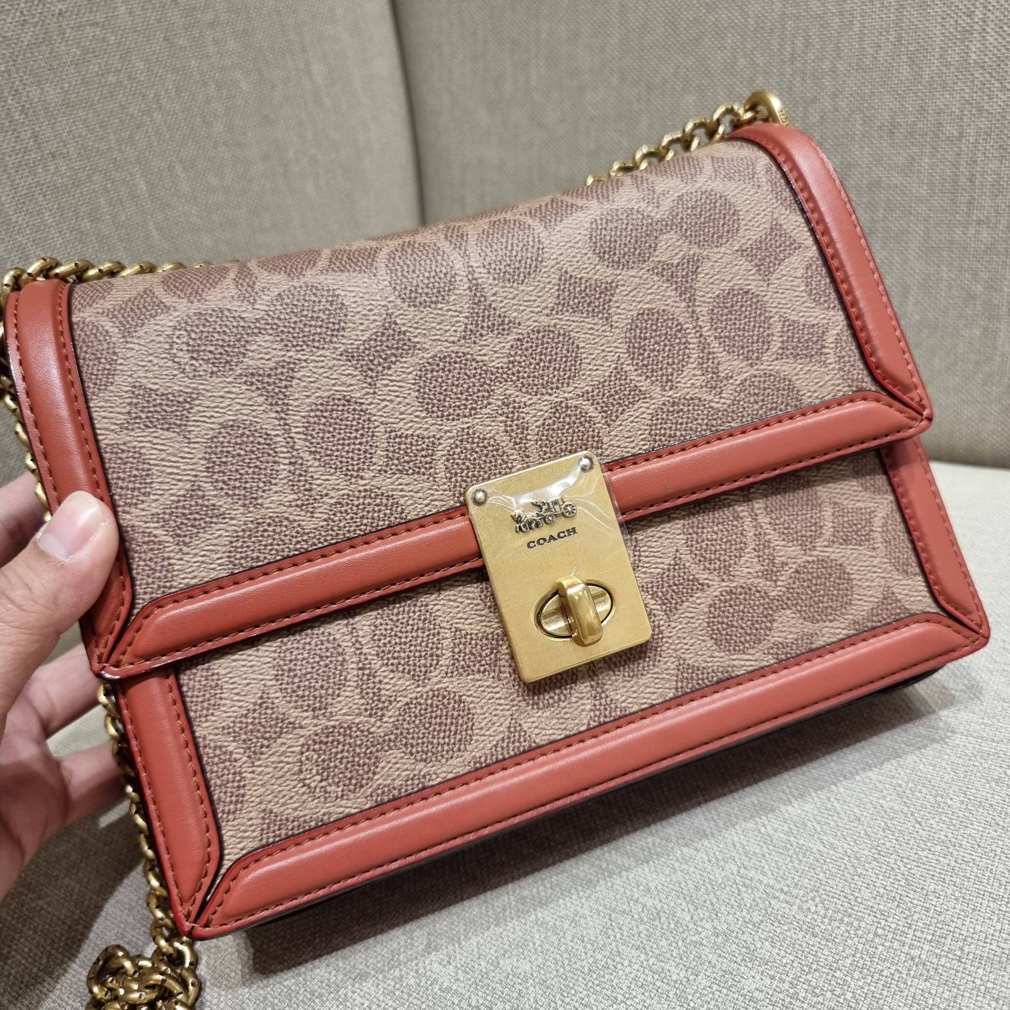 COACH 3492 HUTTON SHOULDER BAG IN SIGNATURE CANVAS sold out ไปกันทั่วหน้าในหลายประเทศ กับกระเป๋าสะพายที่สุดของความหรู ดีไซน์คลาสสิควินเทจ ลูกเล่นสีแทนสนิมตัดกับอะไหล่สีทองเหลืองดูย้อนยุคและหรูหรา วัสดุหนังแคนวาสสลับหนังแท้ สายสะพายโซ่สลับหนัง ปรับสะพายได้
