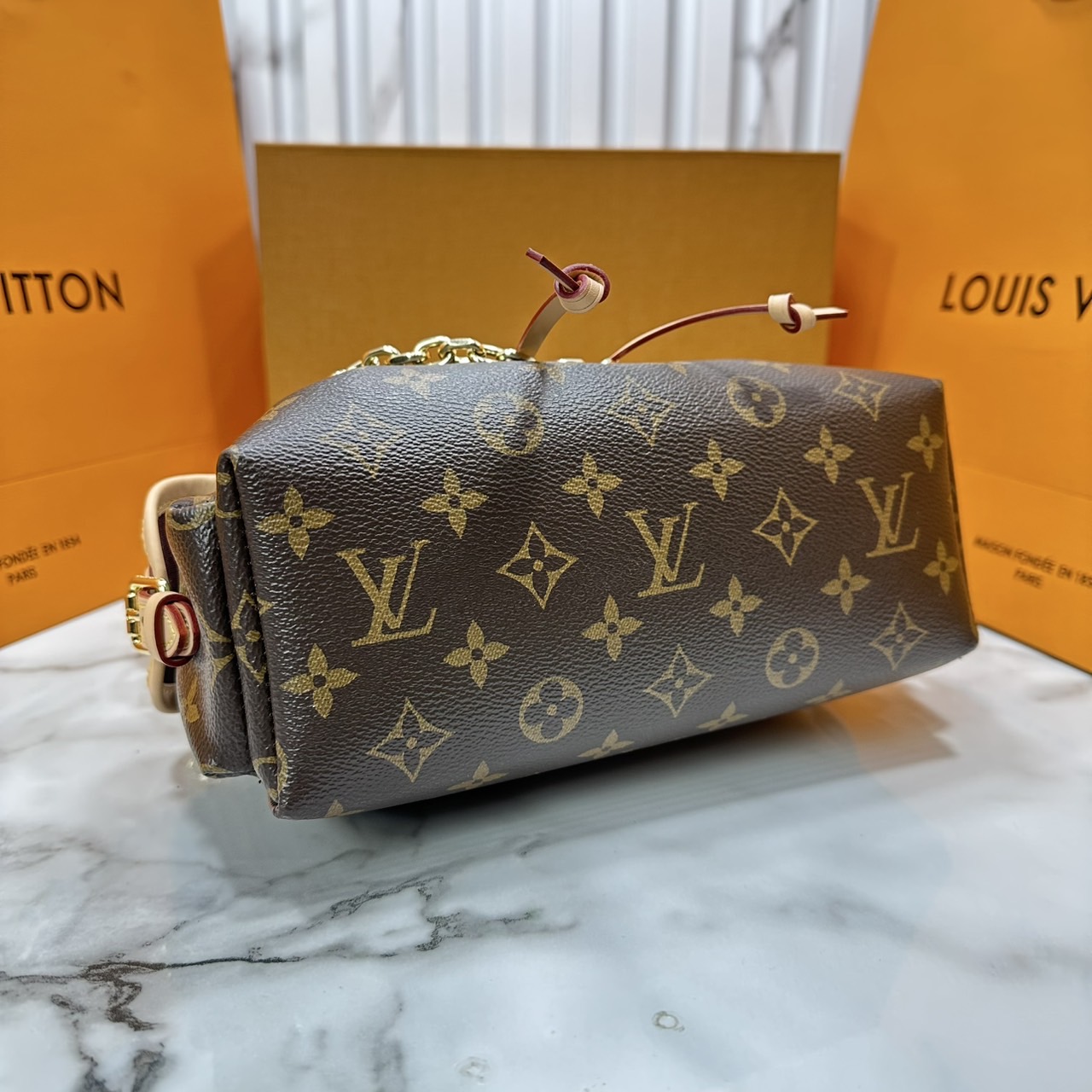 ORI หนังแท้ | LV Odyssee bag Monogram Canvas กระเป๋าสะพายดีไซน์ใหม่ คอลเลกชันประจำฤดูกาล Pre-Fall 2025 ออกแบบมาเพื่อเชิดชูมรดกล้ำค่าที่สืบทอดจากรุ่นสู่รุ่น ดีไซน์ทันสมัยใช้งานได้ทุกวัน