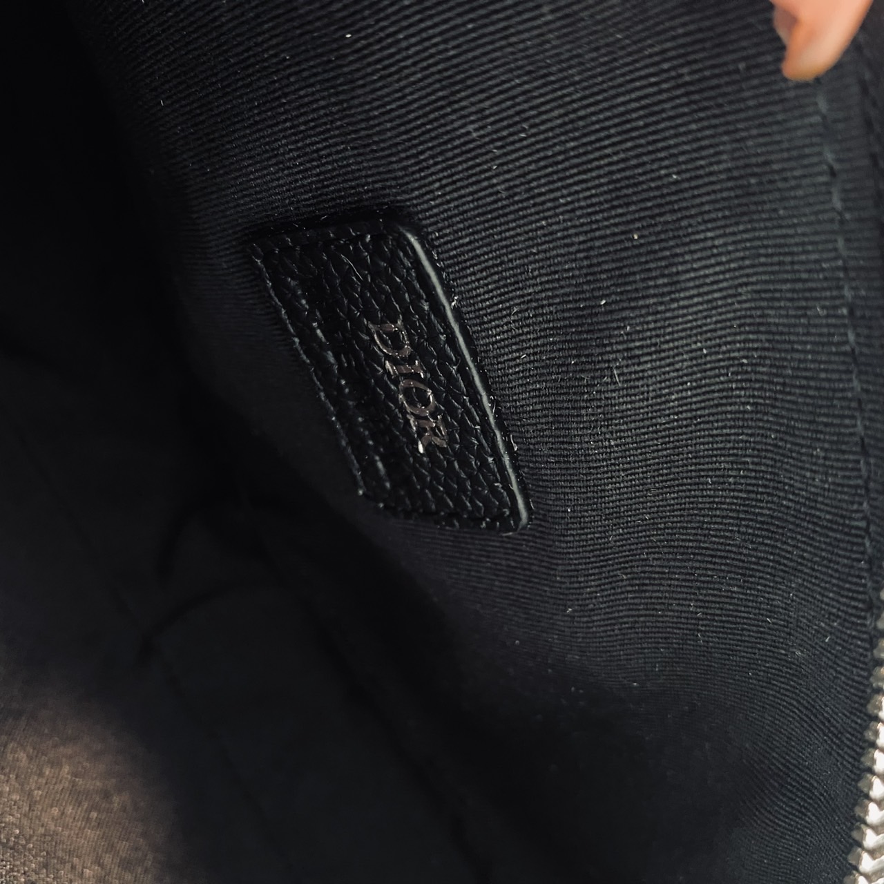 DIOR Saddle bag Oblique jacquard fabric in beige and black กระเป๋าคาดอกดิออร์ รุ่นยอดนิยมที่หนุ่มๆ ใช้งานได้แบบคุ้มๆ ดีไซส์สวยคมเรียบหรูตามแบบฉบับแบรนด์