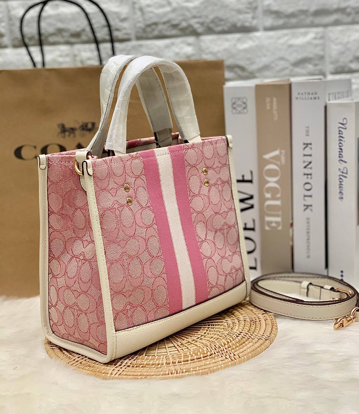 ใหม่ล่าสุด อดใจยังไงไหว💋 COACH Dempsey Field Tote 22 ((C5268//C5115)) พร้อมส่งความสวยที่ไทยค่ะ! กระเป๋าทรง Tote ขนาดพอเหมาะลำตัว พกพาง่ายสะดวกได้กับทุกๆวัน ด้านหน้าปั้มโลโก้แบรนด์ตัวใหญ่สวยค่ะ;เปิดปิดกระเป๋าแบบกระดุมแม่เหล็ก ภายในใส่กระเป๋าเงินใบย