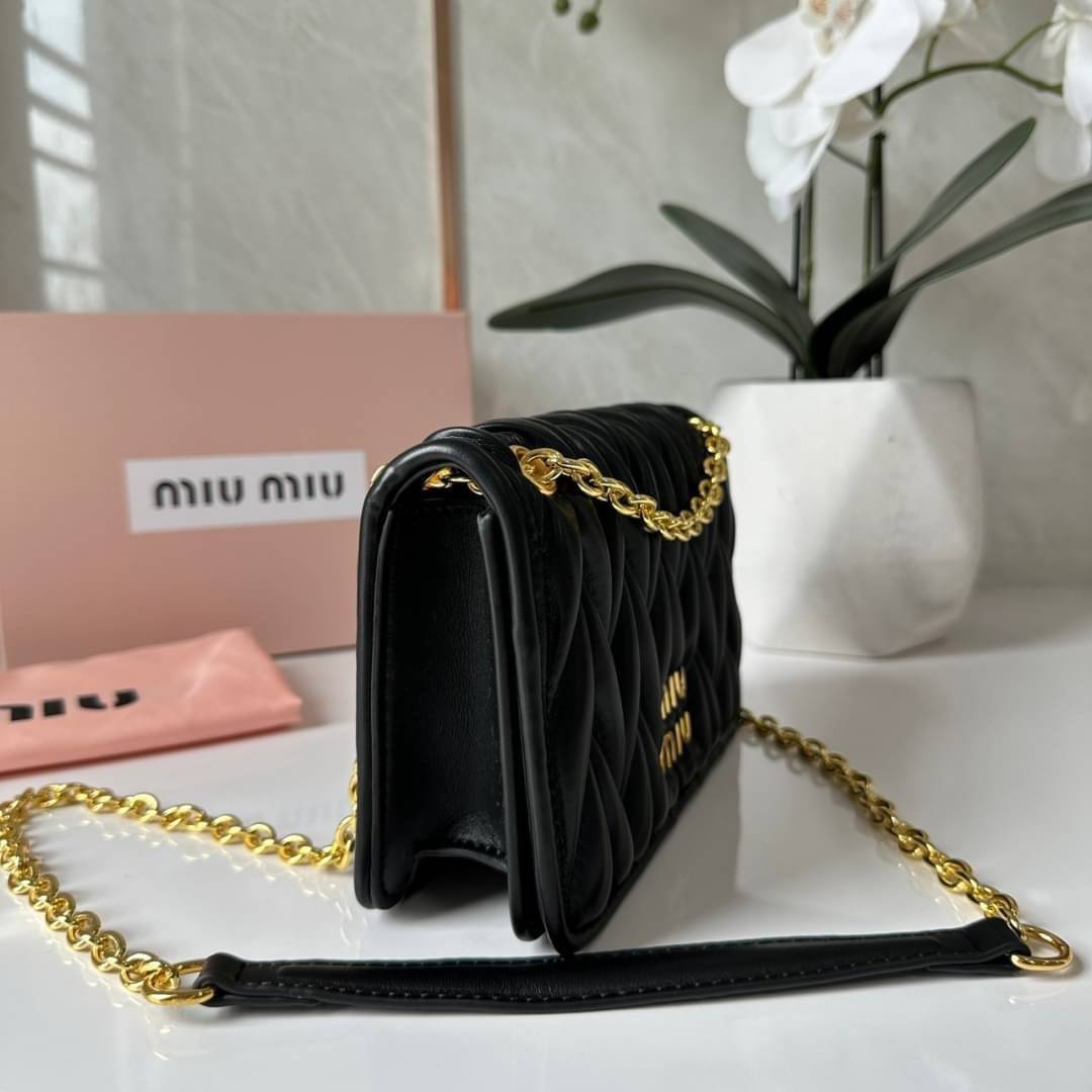 Miu Miu Matelassé Nappa Leather Mini Bag / Miu Miu Woman’S Bag Chain Mini bag กระเป๋ามินิรูปทรงสี่เหลี่ยมวัสดุหนังNappa มีความนุ่มมือและเงางาม