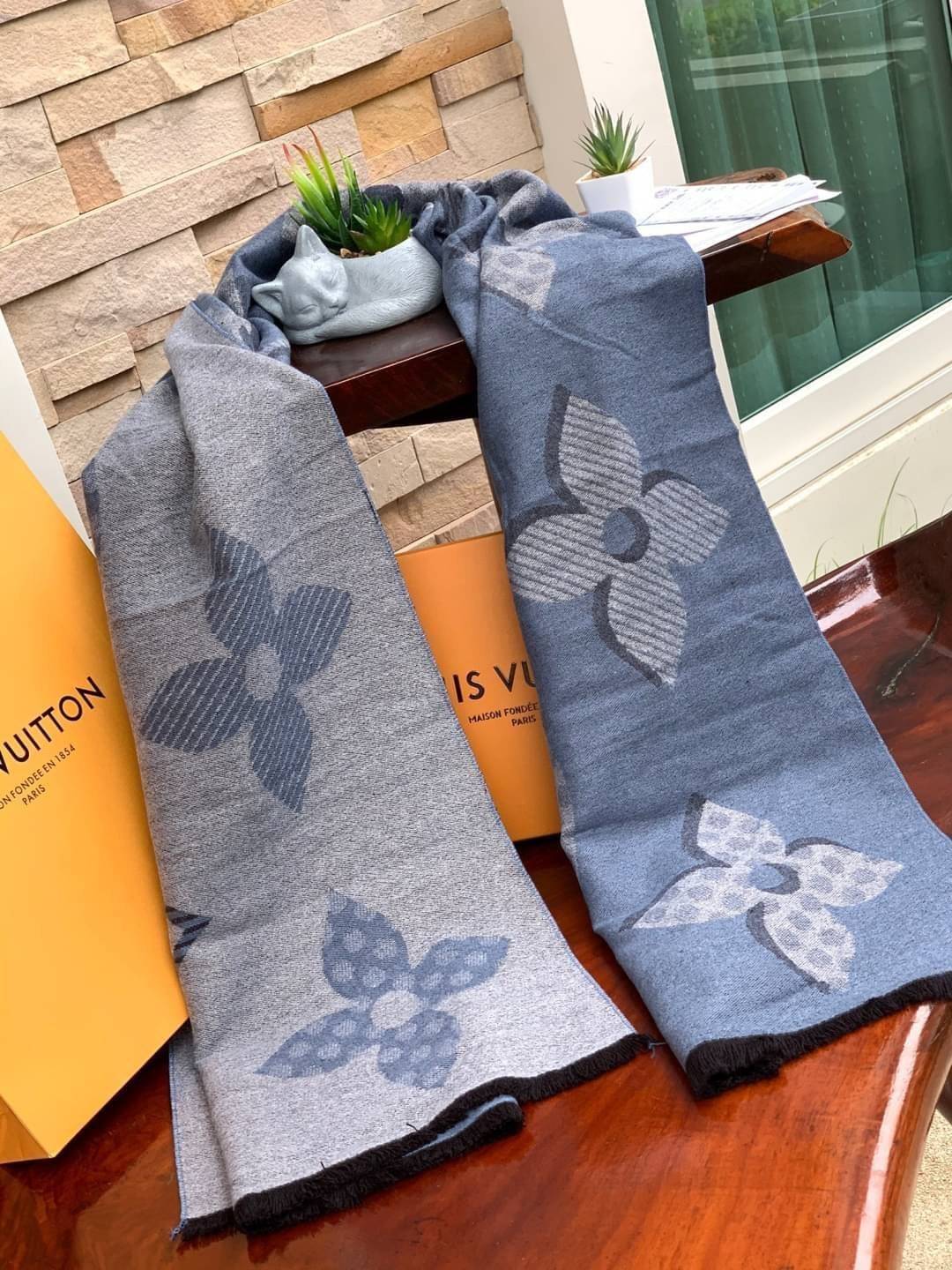 Louis Vuitton Women’s Scarves Accessories อีกหนึ่งแบรนด์ดังจากปารีส ด้วยงานพรีเมี่ยมกิ้ฟ ส่งมอบความรู้สึกดีๆให้กับคนที่คุณรัก ในรูปแบบผ้าพันคอและผ้าคุมไหล่ผืนใหญ่ให้ความอบอุ่น ถักทอด้วยผ้าcashmere ผ้าเนื้อดี สัมผัสนุ่มมือ ทอลายในตัว สีและลายคมชัด เหมาะสำห