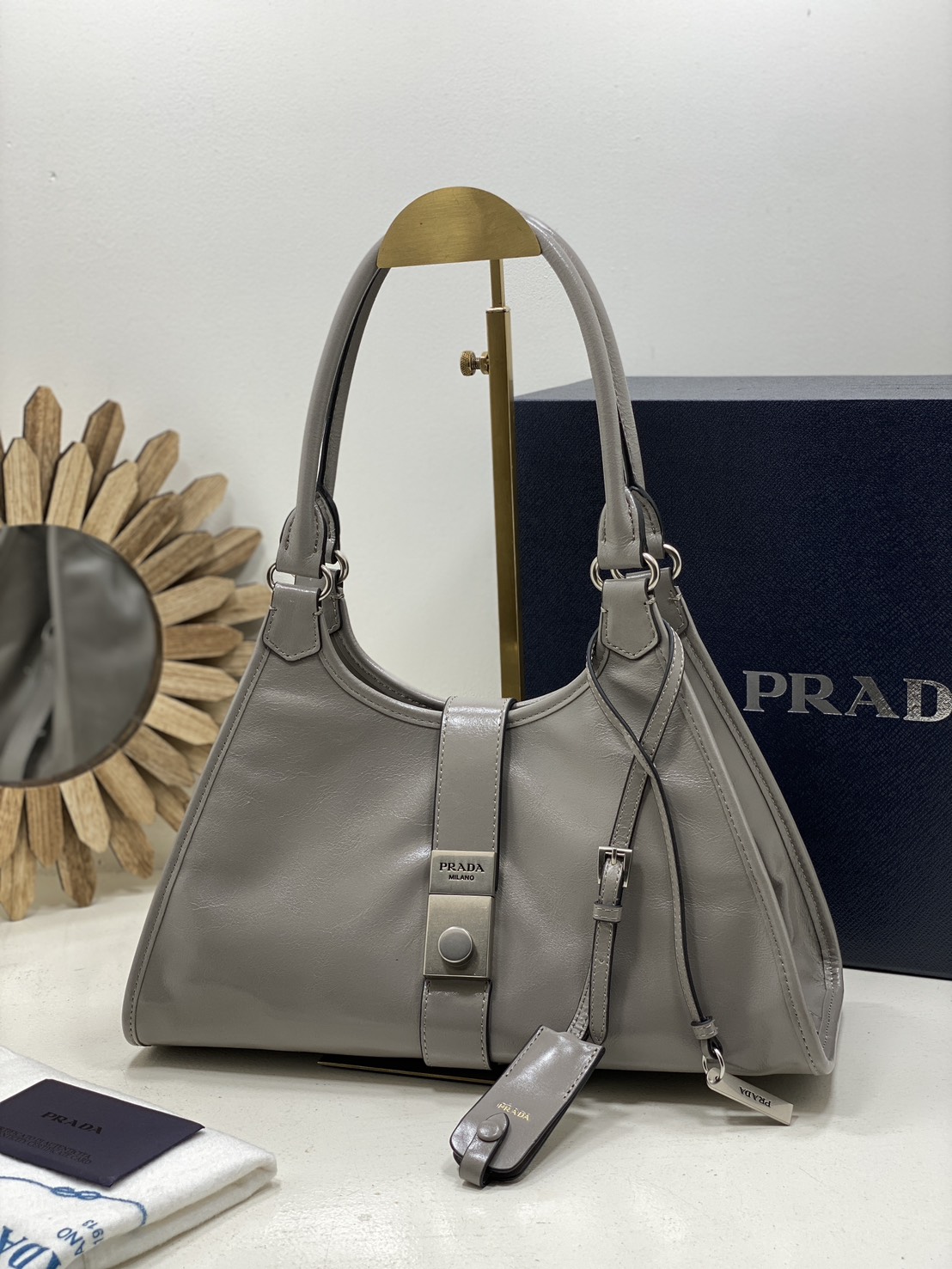 TOP ORI หนังแท้ | เกรดดีสุด PRADA Medium leather tote bag / pradahobo กระเป๋าสะพายทรงโฮโบ คลาสสิคหนังเงาสวยหรูดูแพง ใบใหญ่กำลังดี ดีไซน์ใหม่ล่าสุด ภายในโล่งกว้าง จุของได้สบายๆ