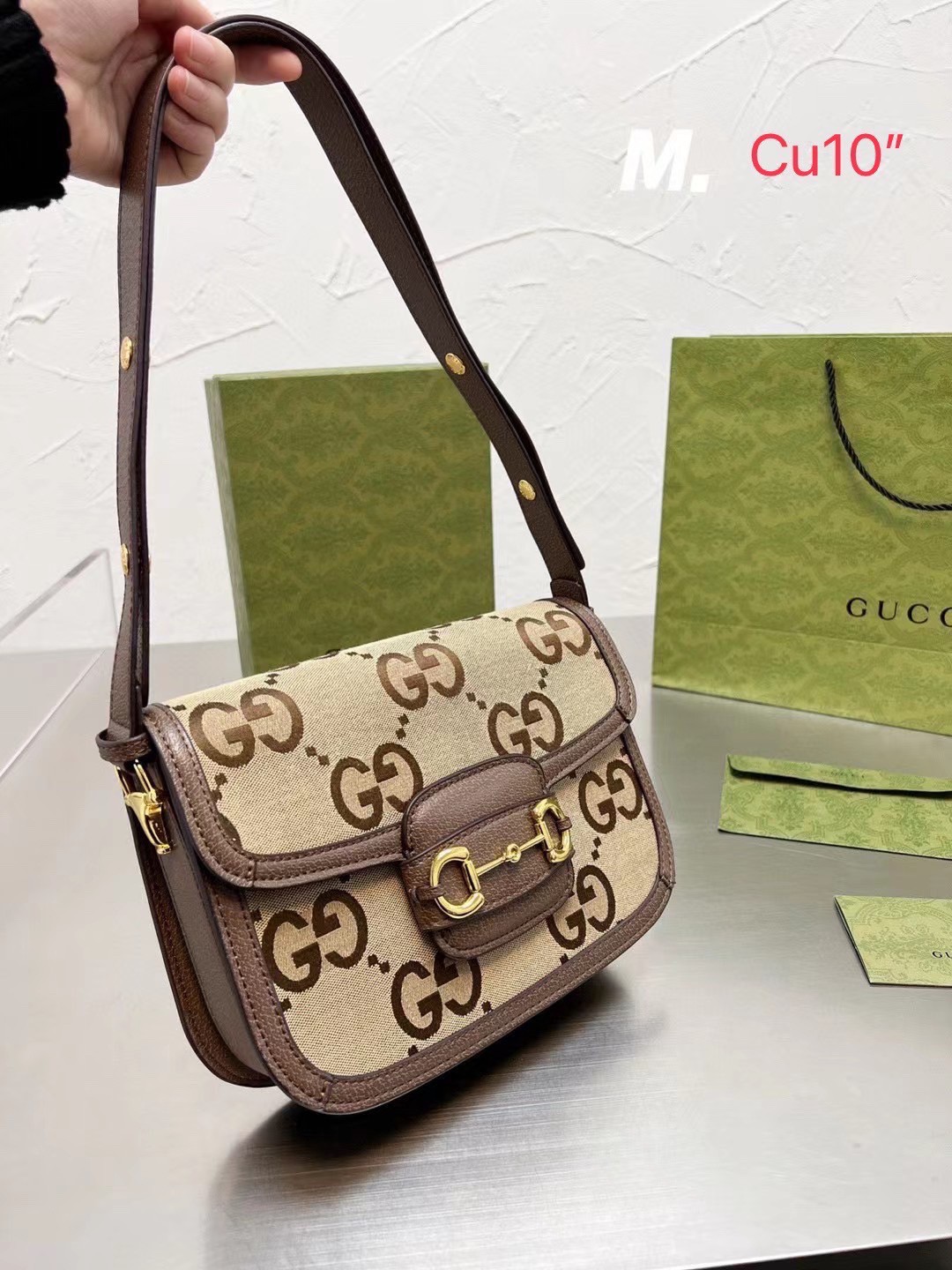 GUCCI HORSEBIT 1955 JUMBO GG BAG พร้อมส่ง กระเป๋าสะพายสุดหรู คลาสสิคสวยอยู่ทรง โดดเด่นด้วยโลโก้ GG jumbo มีช่องซิปเล็กใส่ของสำคัญได้ แมทซ์ง่ายกับทุกชุด สวยลงตัวเหมาะกับทุกชุด มีสไตล์ ต้องมีค่า