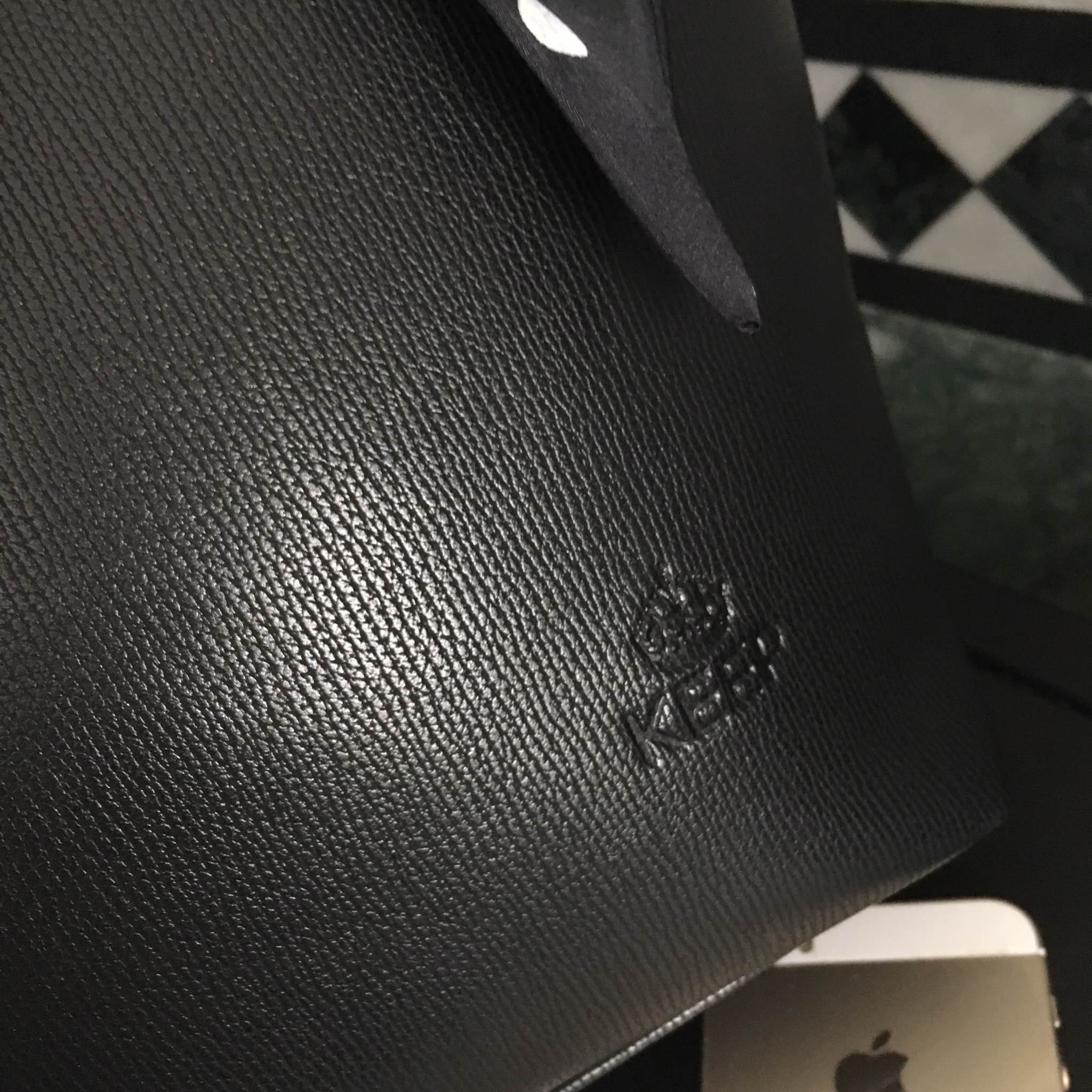 กระเป๋า ทรง Tote จากแบรนด์ KEEP ลายหนัง spirits ตัวหนังผิวสัมผัสสวยมากคะ หนังเนื้อดี นิ่ม กระเป๋าอยู่ทรงคะ ตกแต่งด้วย ผ้าพันหูกระเป๋า เพิ่มดีเทลกระเป๋าทำให้ดู look น่ารักมากๆคะ ด้านหน้ากระเป๋ามีปั๊ม logo แบรนด์ อย่างดีคะ #จุดเด่นที่ ภายในกระเป๋า มีช่องแบ่