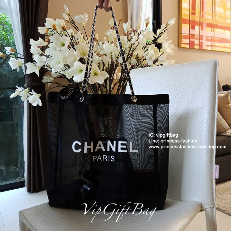 สีเงินสุดหรู **ถึงไทยแล้วค่ะ ---- ซื้อ1ได้ถึง2 !!! ---- Chanel Shopping Ribbin bag Chain With + Cosmetic Pouch กระเป๋าสะพายใบใหญ่ทรง Shopping พร้อมกระเป๋าใส่เครื่องสำอางค์ ใบเล็ก จากงานพรีเมี่ยมกิ้ฟของแท้นำเข้าจาก Chanel Perfume Counter ใบใหญ่วัสดุ Nylon 
