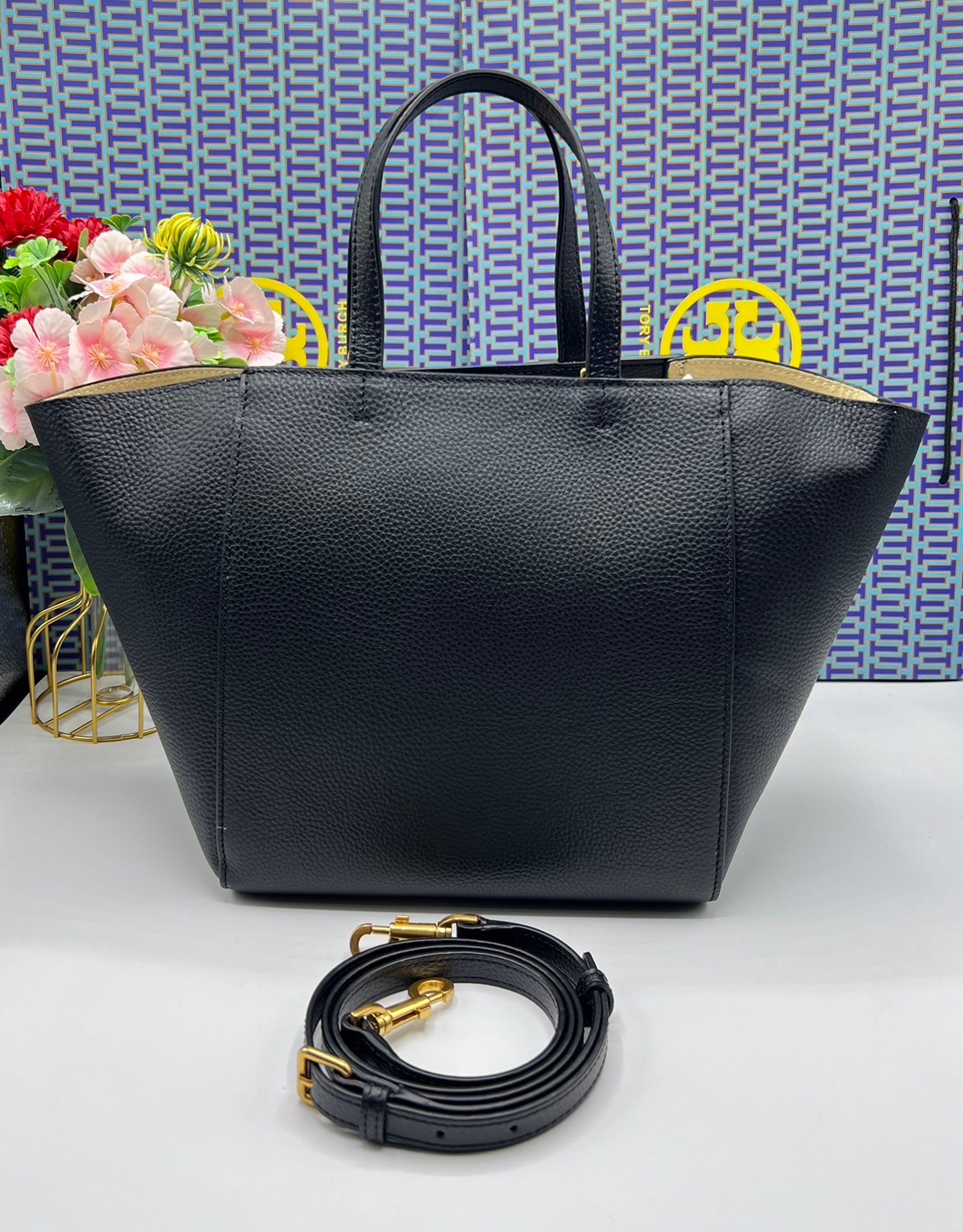 Tory Burch McGraw Leather Tote Bag / Tory Double T Tote Bag / TORY TOTE BAG พร้อมส่ง 4 สี กระเป๋าสะพายทรงโท้ท จุของได้เยอะใบนี้ตอบโจทย์ได้ดีมาก โทนสีเรียบง่าย แฝงไปด้วยความดูดี สุขุมและเป็นผู้ใหญ่